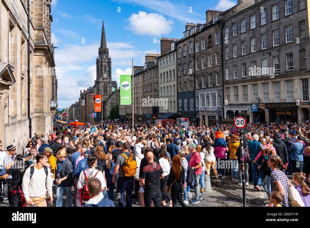 Édimbourg, Écosse, Royaume-Uni. 12 août 2023. Les températures chaudes et le soleil ont vu des milliers de visiteurs dans le centre-ville d'Édimbourg pendant les festivals International et Fringe. Le Royal Mile était extrêmement occupé alors que le public venait regarder des artistes de rue. Pic ; les rues étaient remplies de touristes et d'habitants comme ici sur le Royal Mile. Iain Masterton/Alamy Live News Banque D'Images