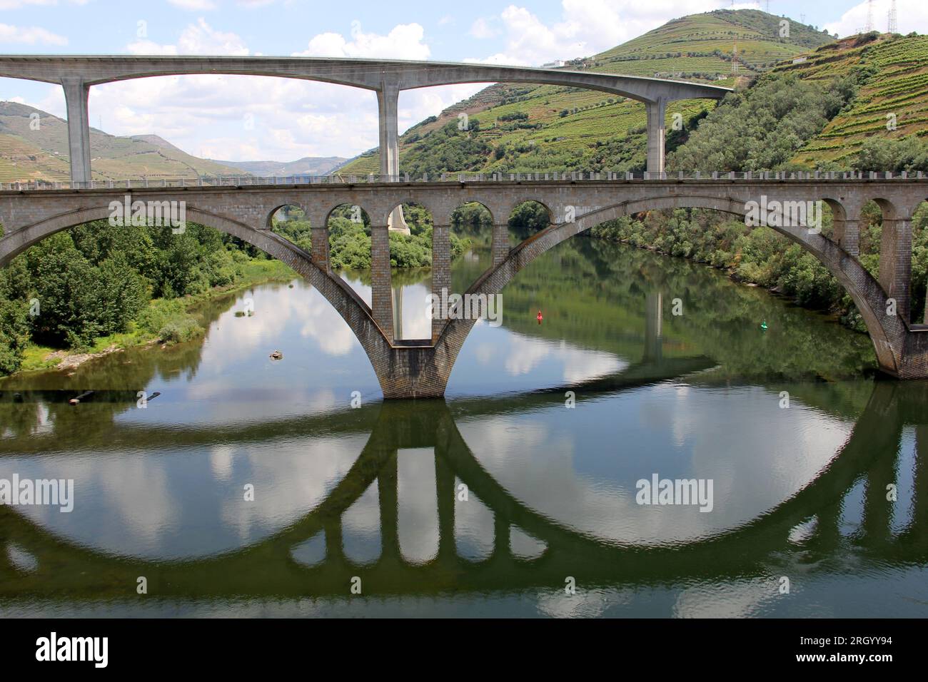 Ponts traversant le fleuve Douro à l'est de Porto dans la région viticole portugaise, vignobles en terrasse sur les pentes en arrière-plan, Peso da Regua, Portugal Banque D'Images