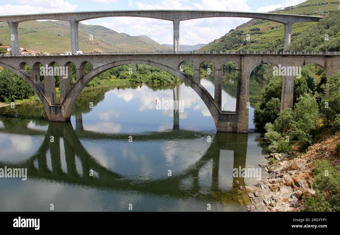 Ponts traversant le fleuve Douro à l'est de Porto dans la région viticole portugaise, vignobles en terrasse sur les pentes en arrière-plan, Peso da Regua, Portugal Banque D'Images