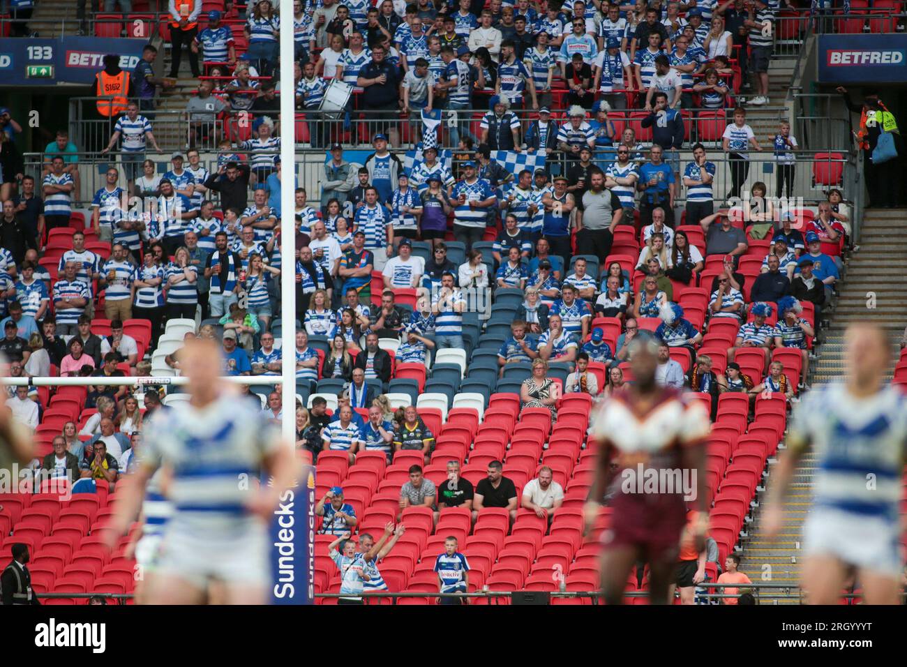 Halifax, Royaume-Uni. 12 août 2023. Fans de Halifax *** lors du match de championnat Betfred entre les Panthers de Halifax et les Featherstone Rovers au Shay Stadium, Halifax, Royaume-Uni, le 6 août 2023. Photo de Simon Hall. Usage éditorial uniquement, licence requise pour un usage commercial. Aucune utilisation dans les Paris, les jeux ou les publications d'un seul club/ligue/joueur. Crédit : UK Sports pics Ltd/Alamy Live News Banque D'Images