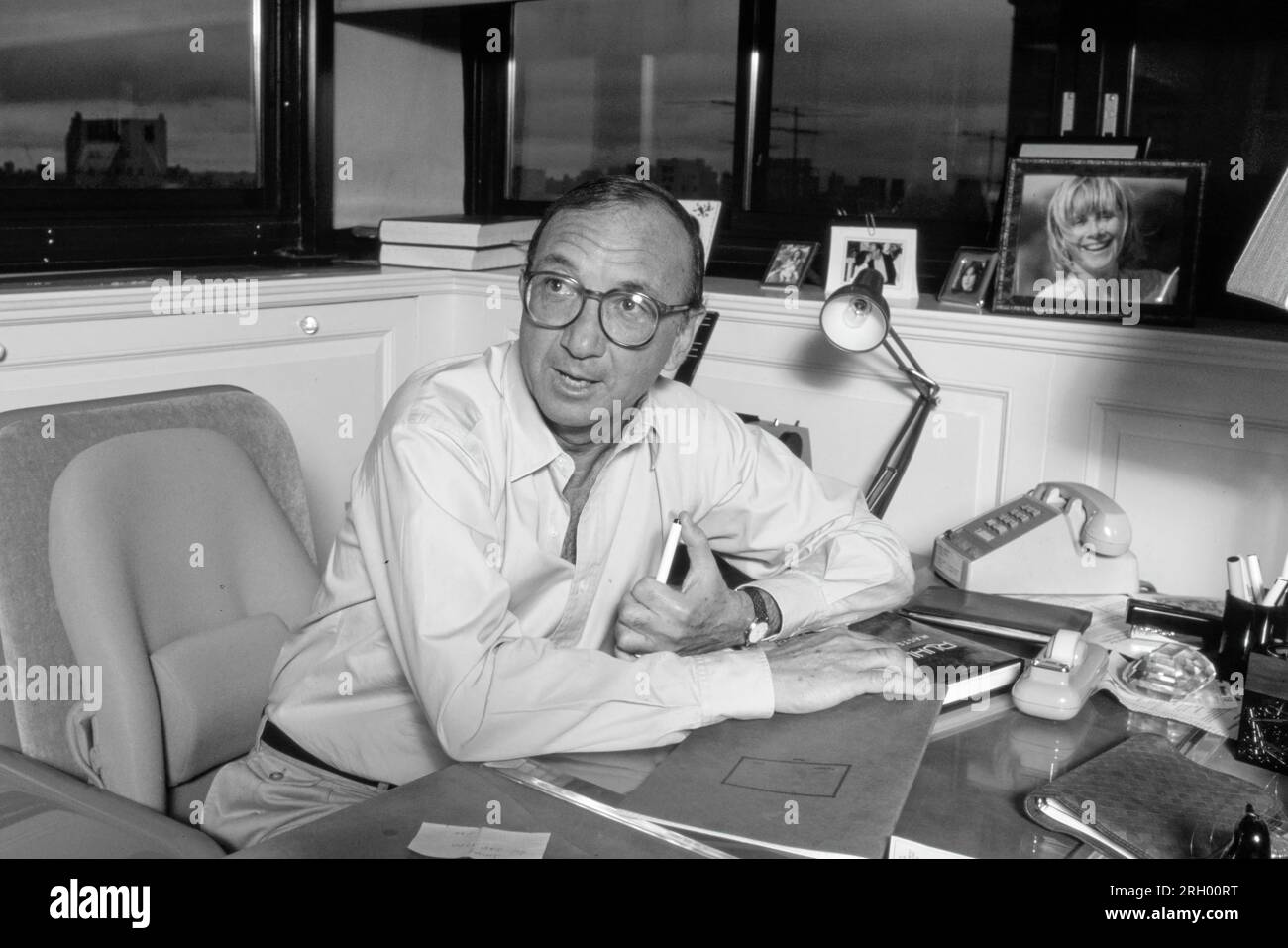 Neil Simon - dans son bureau de Manhattan en 1986 - était un dramaturge, scénariste et auteur américain. Il a écrit plus de 30 pièces de théâtre et presque le même nombre de scénarios de cinéma, principalement des adaptations cinématographiques de ses pièces. Il a reçu trois Tony Awards, un Golden Globe Award ainsi que des nominations pour quatre Academy Awards et quatre Primetime Emmy Awards. Il a reçu un Special Tony Award en 1975, le Kennedy Center Honors en 1995 et le Mark Twain Prize for American Humor en 2006. Photographie de Bernard Gotfryd Banque D'Images