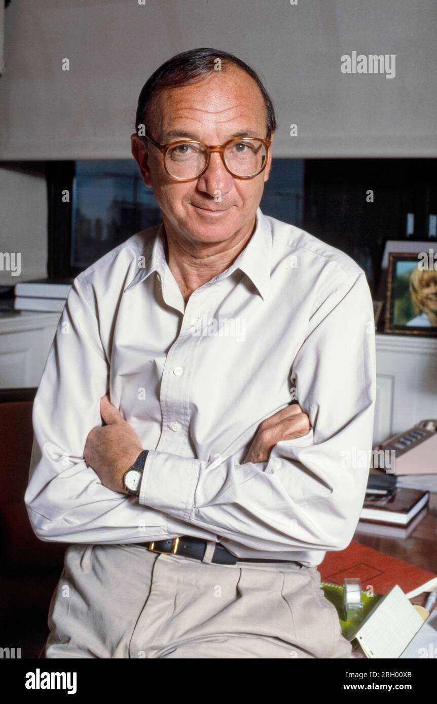 Neil Simon - dans son bureau de Manhattan en 1986 - était un dramaturge, scénariste et auteur américain. Il a écrit plus de 30 pièces de théâtre et presque le même nombre de scénarios de cinéma, principalement des adaptations cinématographiques de ses pièces. Il a reçu trois Tony Awards, un Golden Globe Award ainsi que des nominations pour quatre Academy Awards et quatre Primetime Emmy Awards. Il a reçu un Special Tony Award en 1975, le Kennedy Center Honors en 1995 et le Mark Twain Prize for American Humor en 2006. Photographie de Bernard Gotfryd Banque D'Images