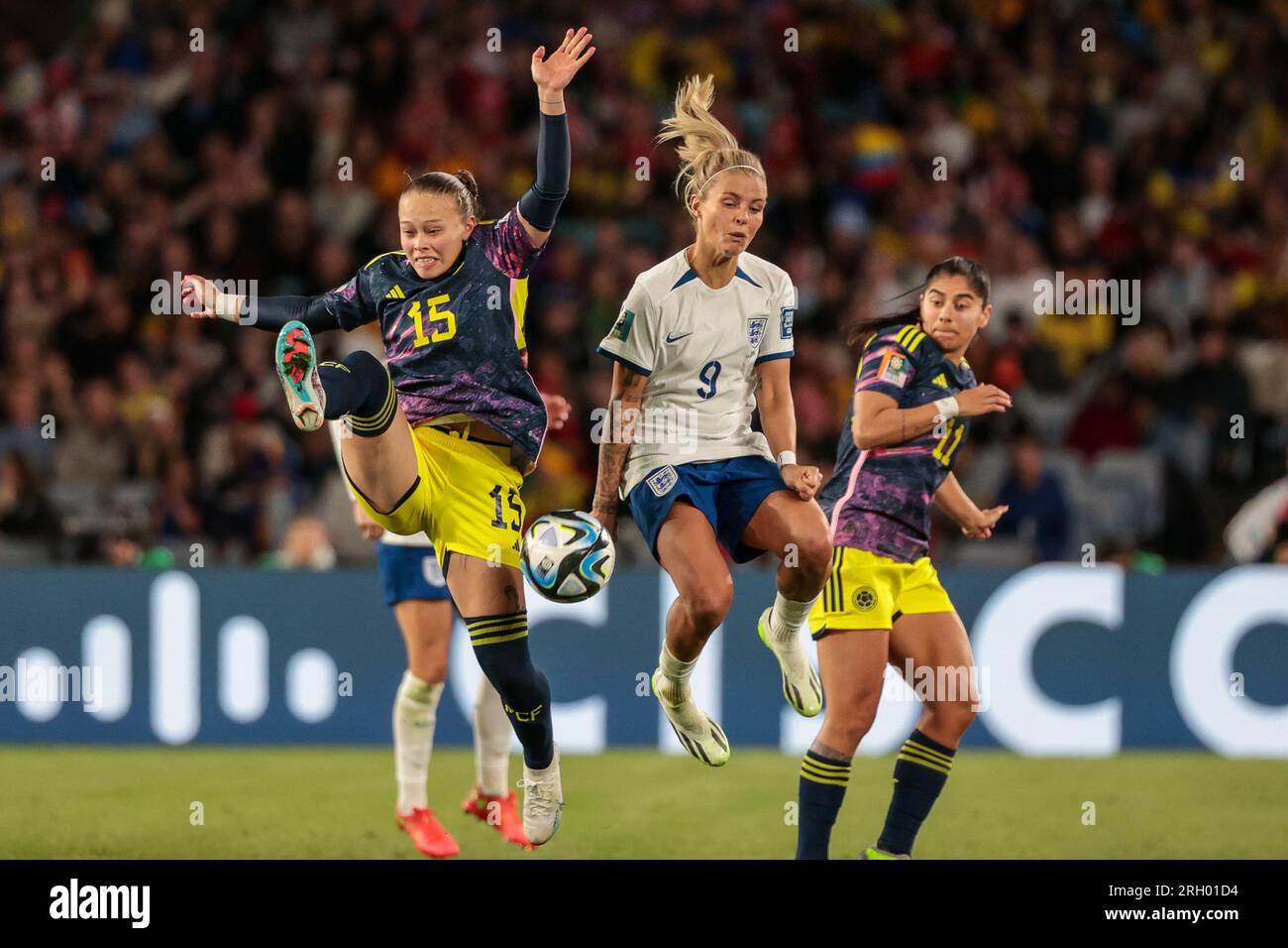 Sydney, Australie. 12 août 2023. Rachel Daly, d'Angleterre, et Ana Guzman, de Colombie, ont été vues en action lors du match de football de la coupe du monde féminine de la FIFA 2023 entre l'Angleterre et la Colombie à l'Australia Stadium. Note finale : Angleterre 2:1 Colombie crédit : SOPA Images Limited/Alamy Live News Banque D'Images