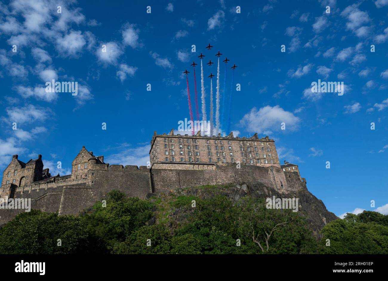 Edimbourg, Royaume-Uni. 12 août 2023. Tatouage d'Édimbourg - les Red Arrows 12/08/23 dans le cadre du tatouage d'Édimbourg, l'équipe aérienne de renommée mondiale de la Royal Air Force Aerobatic, les Red Arrows, survolent le château d'Édimbourg, Édimbourg, Écosse, Royaume-Uni crédit : Ian Jacobs/Alamy Live News Banque D'Images