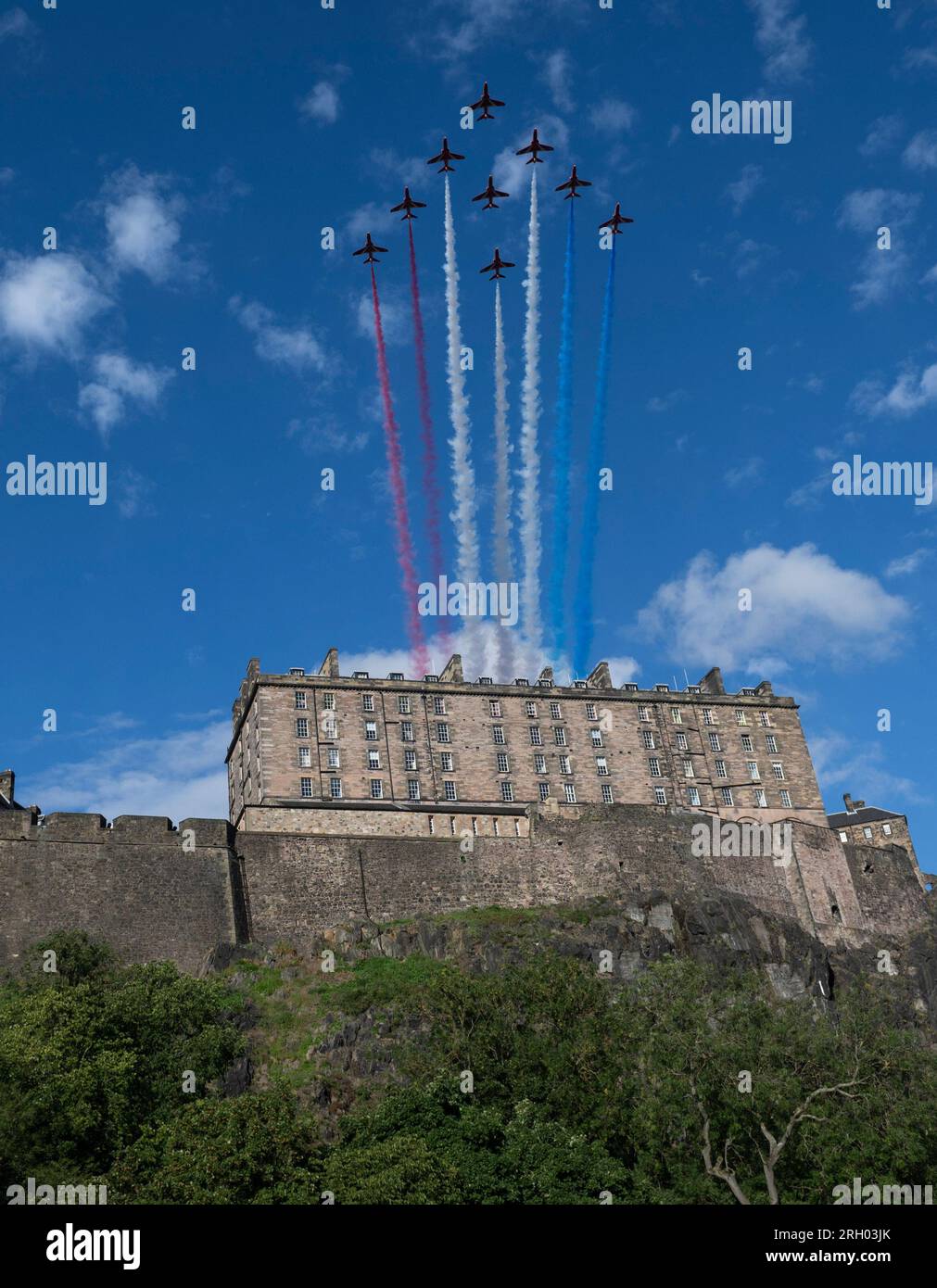 Edimbourg, Royaume-Uni. 12 août 2023. Tatouage d'Édimbourg - les Red Arrows 12/08/23 dans le cadre du tatouage d'Édimbourg, l'équipe aérienne de renommée mondiale de la Royal Air Force Aerobatic, les Red Arrows, survolent le château d'Édimbourg, Édimbourg, Écosse, Royaume-Uni crédit : Ian Jacobs/Alamy Live News Banque D'Images