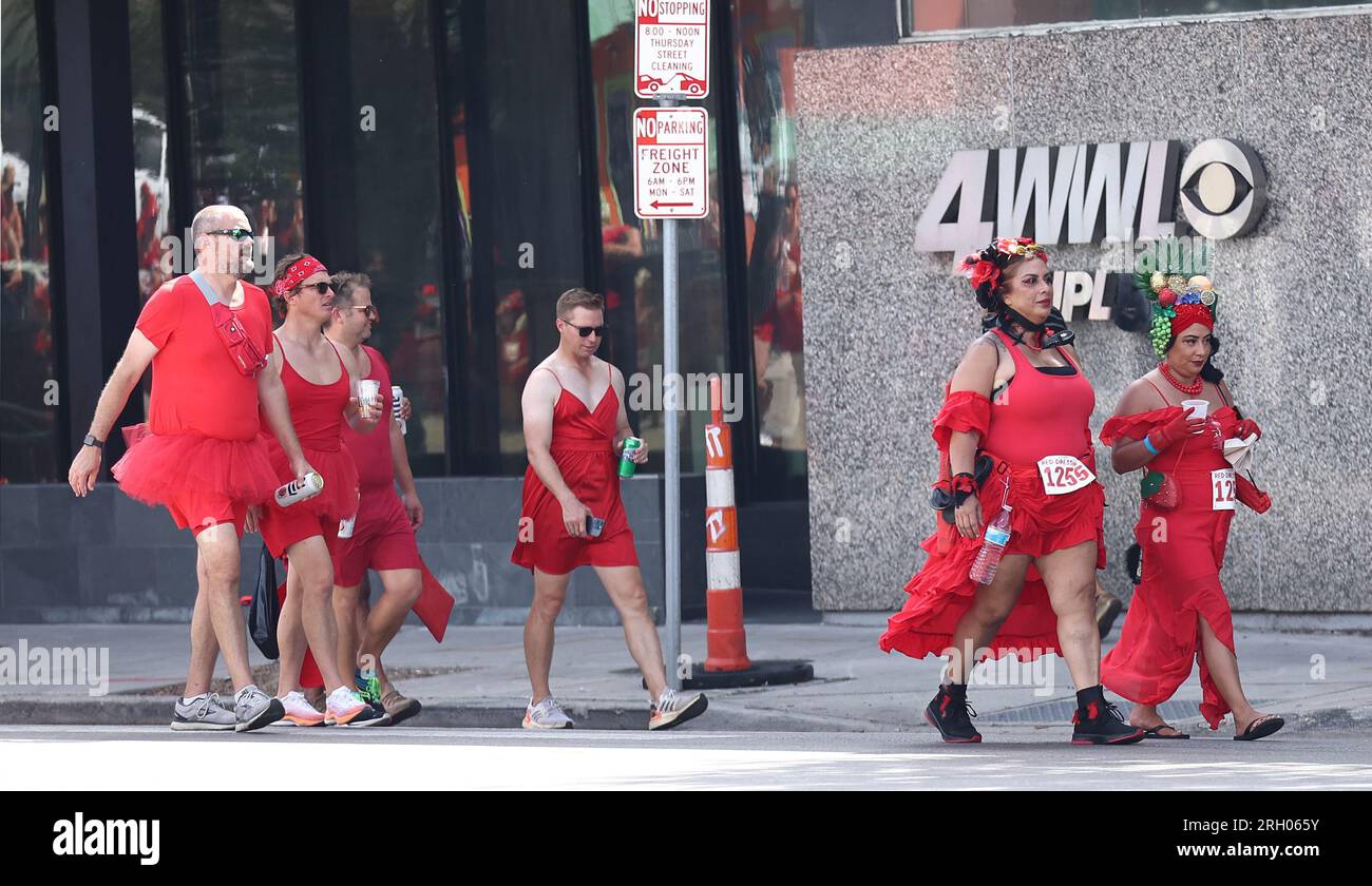 La Nouvelle-Orléans, États-Unis. 12 août 2023. Les participants de la Red Dress Run passent devant CBS Affiliate Channel 4 WWL-TV sur Rampart Street à la Nouvelle-Orléans, Louisiane le samedi 12 août 2023. (Photo de Peter G. Forest/Sipa USA) crédit : SIPA USA/Alamy Live News Banque D'Images