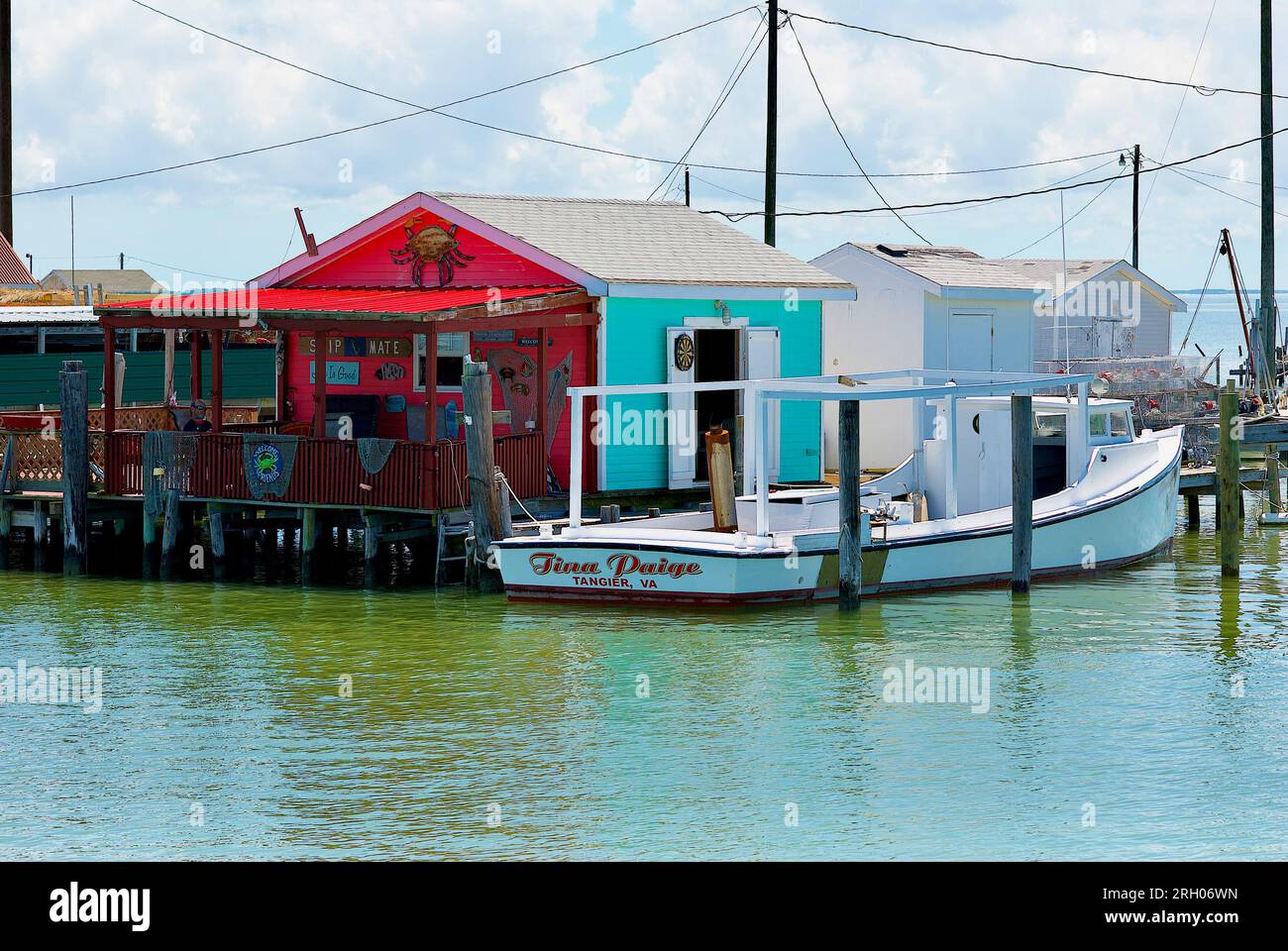 Tangier Island, Virginie, USA - 21 juin 2020 : le bateau de pêche 'Tina Paige' attaché à un 'Crab Shanty' est un signe commun pour les visiteurs de la ville. Banque D'Images