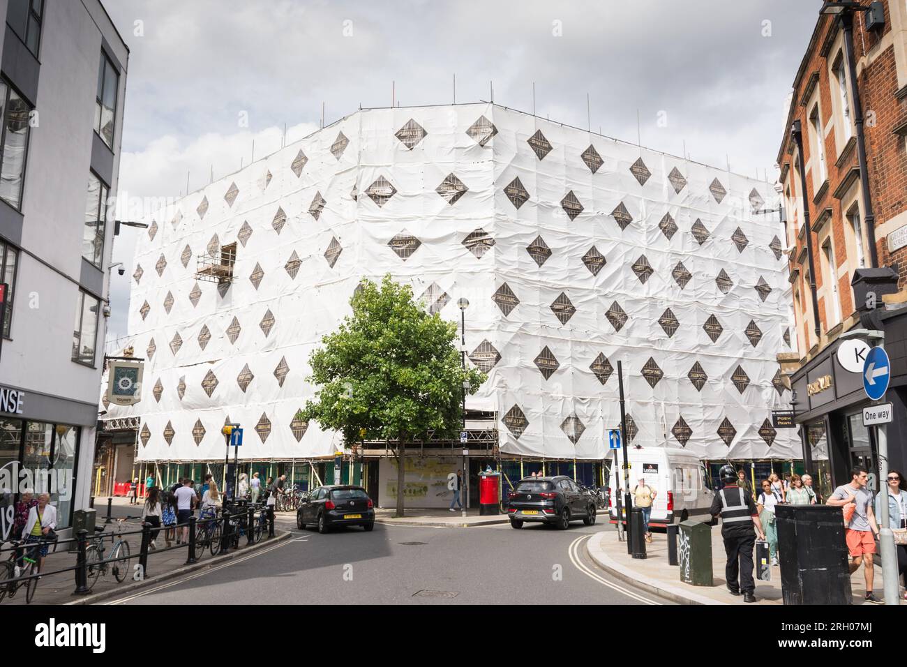 L'ancien grand magasin Dickins & Jones (House of Fraser) à Richmond a été enveloppé de bâches pendant qu'il subit une modernisation et un réaménagement. Banque D'Images