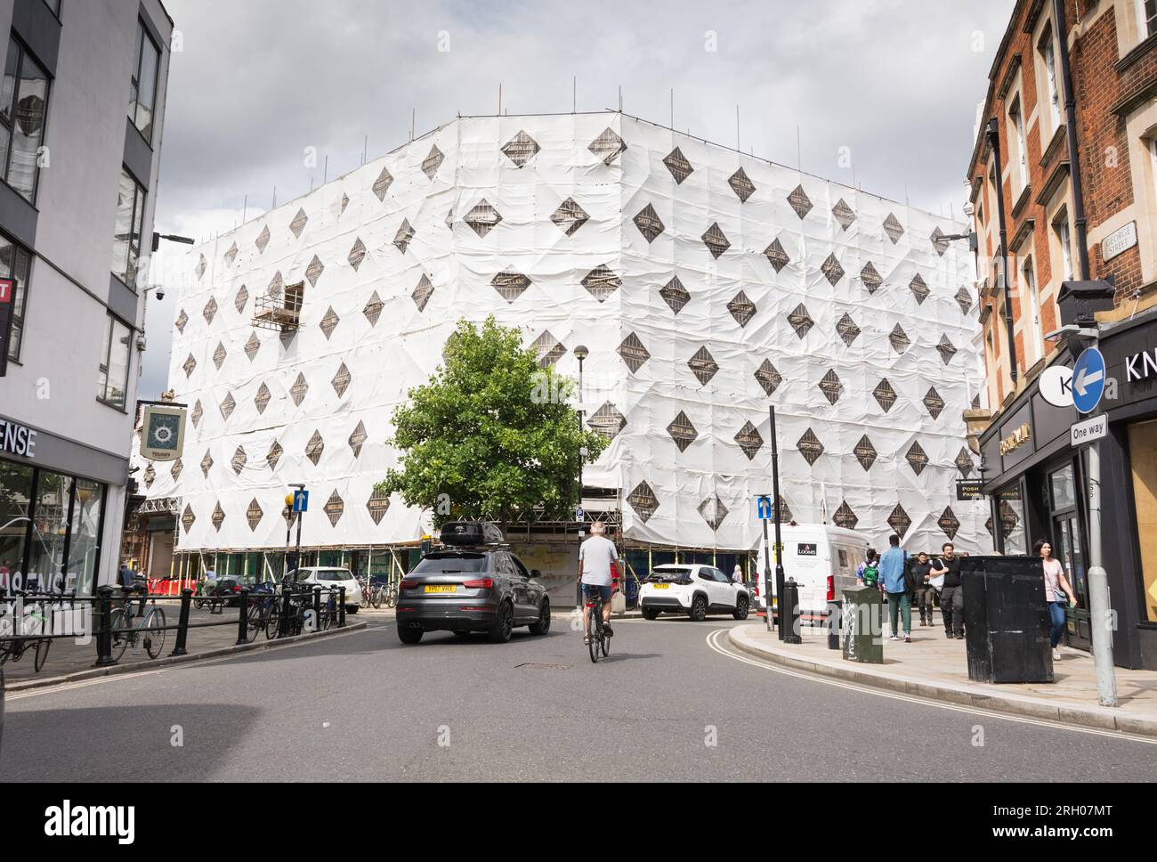 L'ancien grand magasin Dickins & Jones (House of Fraser) à Richmond a été enveloppé de bâches pendant qu'il subit une modernisation et un réaménagement. Banque D'Images