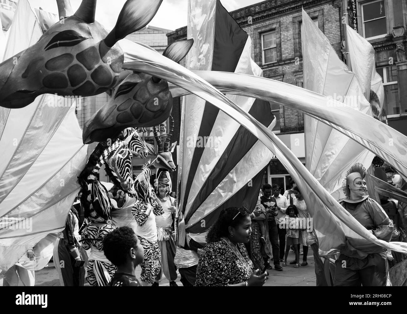 Documentaire noir et blanc du Carnaval du monde, Broad Street, Reading, Berkshire, Angleterre, ROYAUME-UNI, GB. Banque D'Images