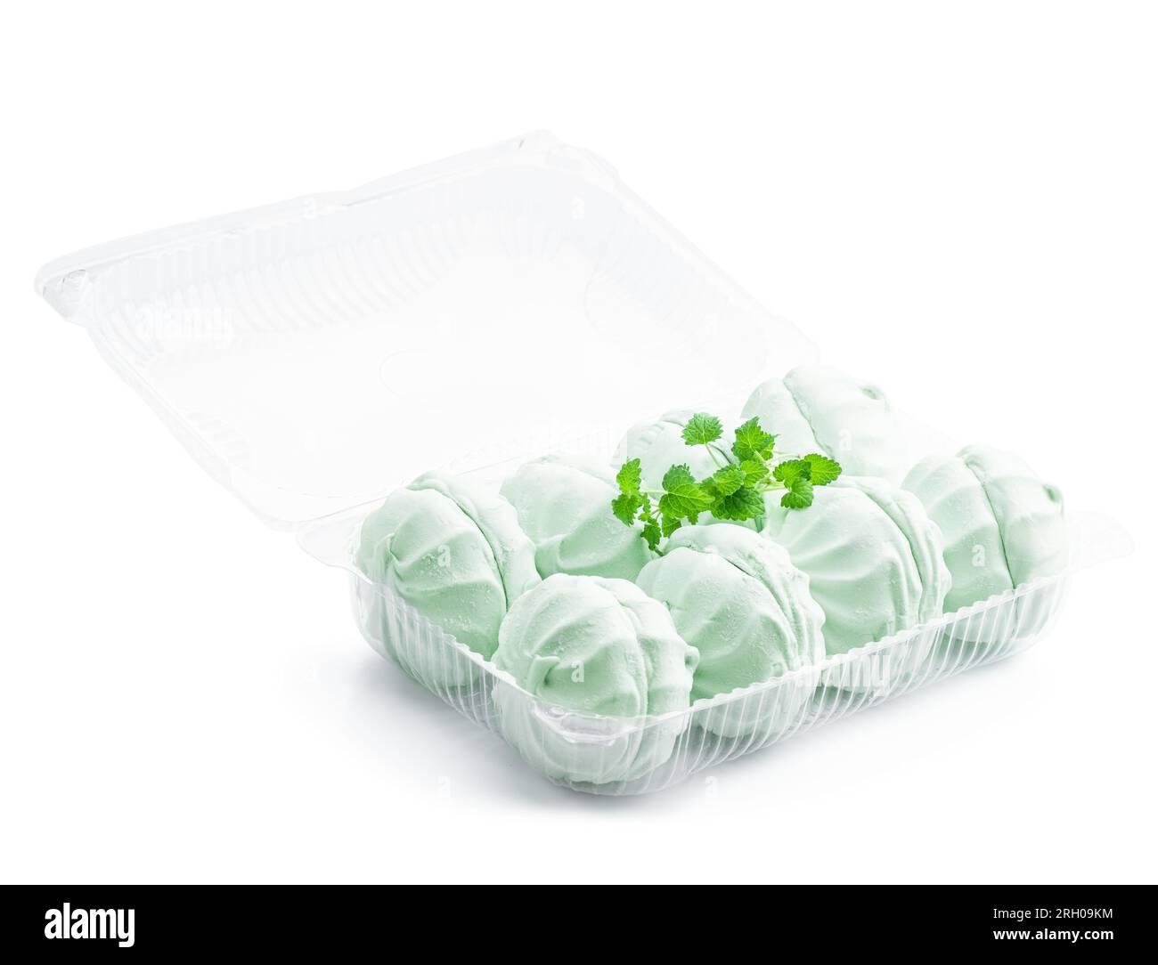 Guimauves à la menthe dans un emballage en plastique isolé sur blanc Banque D'Images