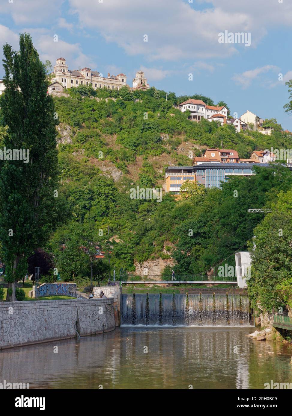 Rivière Miljacka et forteresse sur une colline dans la ville de Sarajevo, Bosnie-Herzégovine, 12 août 2023. Banque D'Images