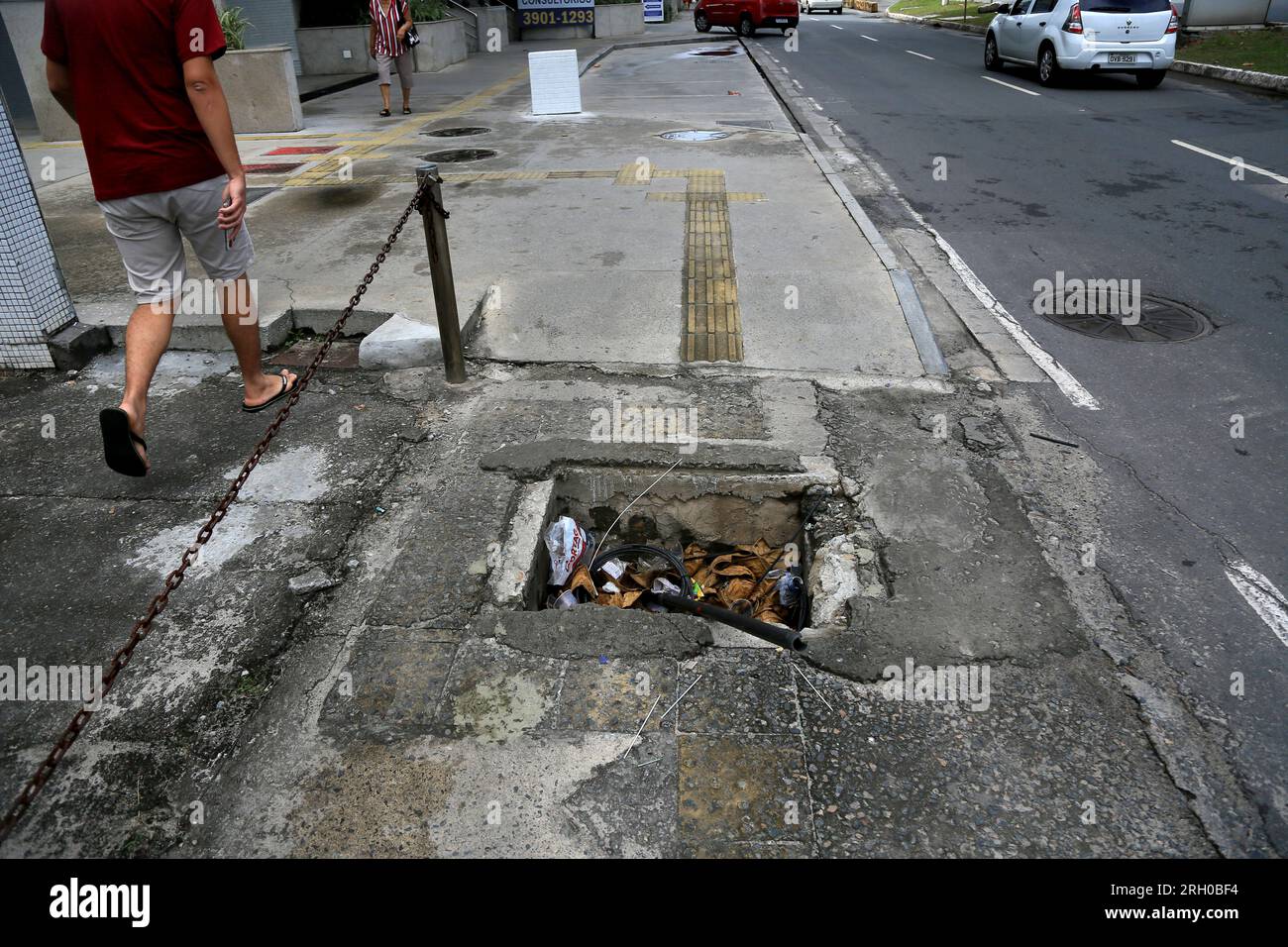 salvador, bahia, brésil - 11 août 2023 : trou dans un trottoir piéton dans une rue de la ville de Salvador Banque D'Images