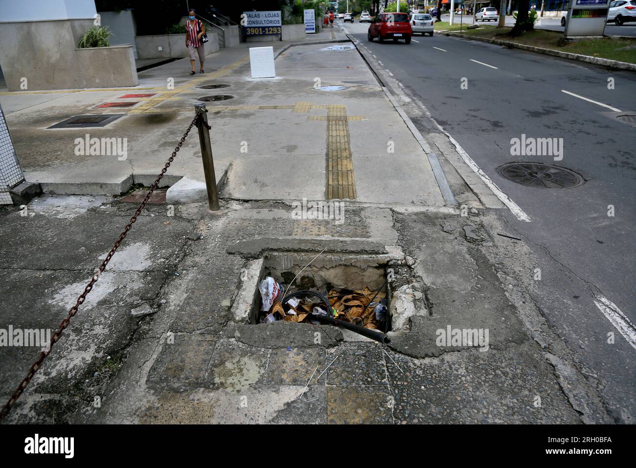 salvador, bahia, brésil - 11 août 2023 : trou dans un trottoir piéton dans une rue de la ville de Salvador Banque D'Images