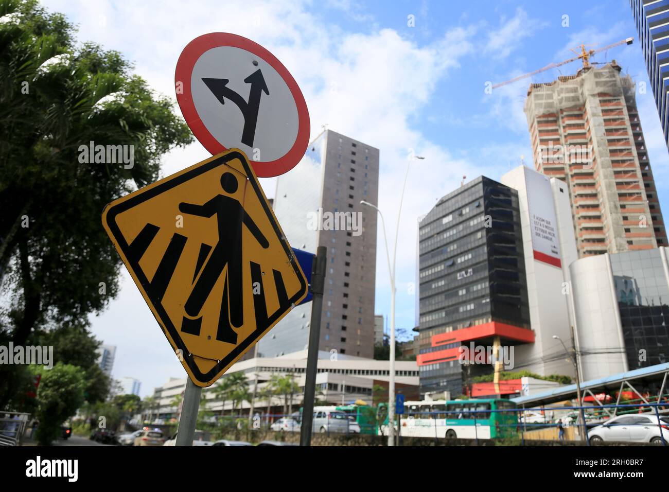 salvador, bahia, brésil - 11 août 2023 : les panneaux de signalisation indiquent tourner à gauche ou aller tout droit et passage piéton sur une rue de la ville de Salvador Banque D'Images