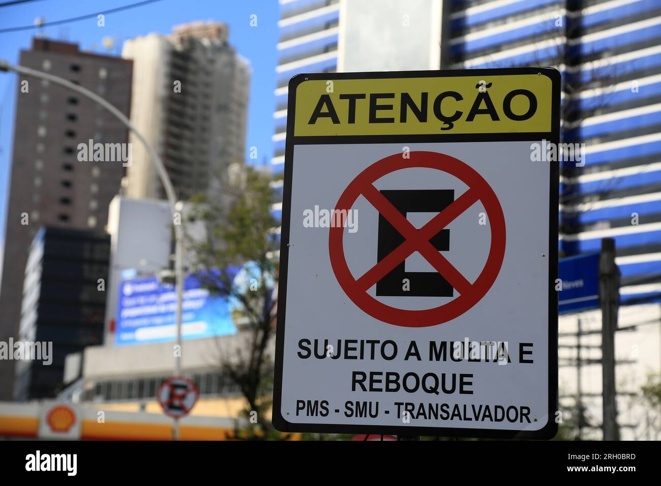 salvador, bahia, brésil - 11 août 2023 : les panneaux de signalisation indiquent qu'il est interdit de s'arrêter et de se garer dans une rue de la ville de Salvador. Banque D'Images