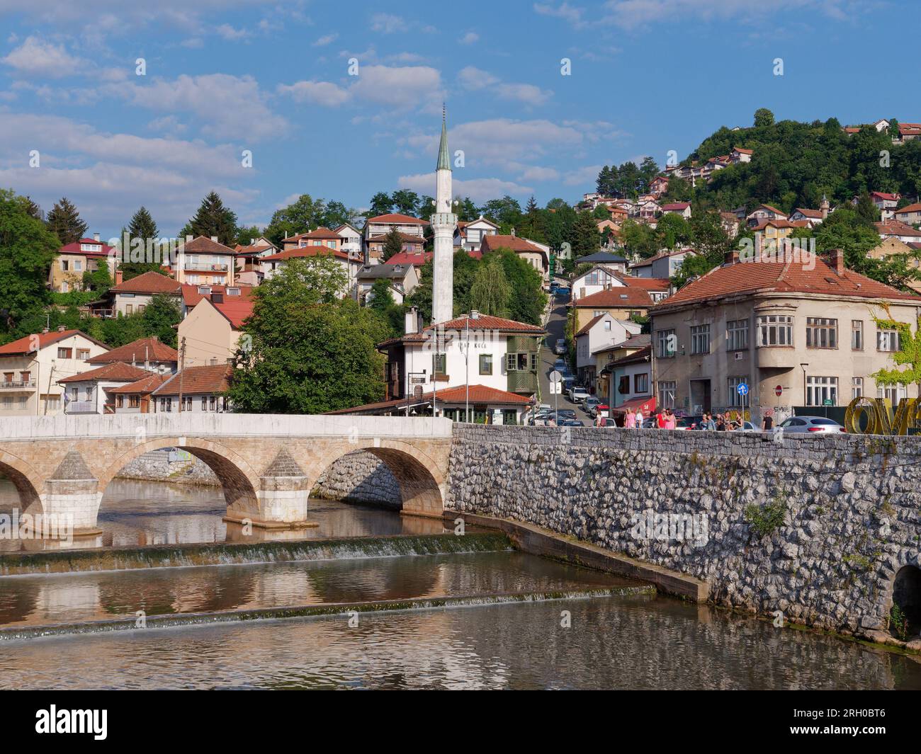 Pont sur la rivière Miljacka avec le centre de restauration INAT Kuca dans la ville de Sarajevo, Bosnie-Herzégovine, 12 août 2023. Banque D'Images