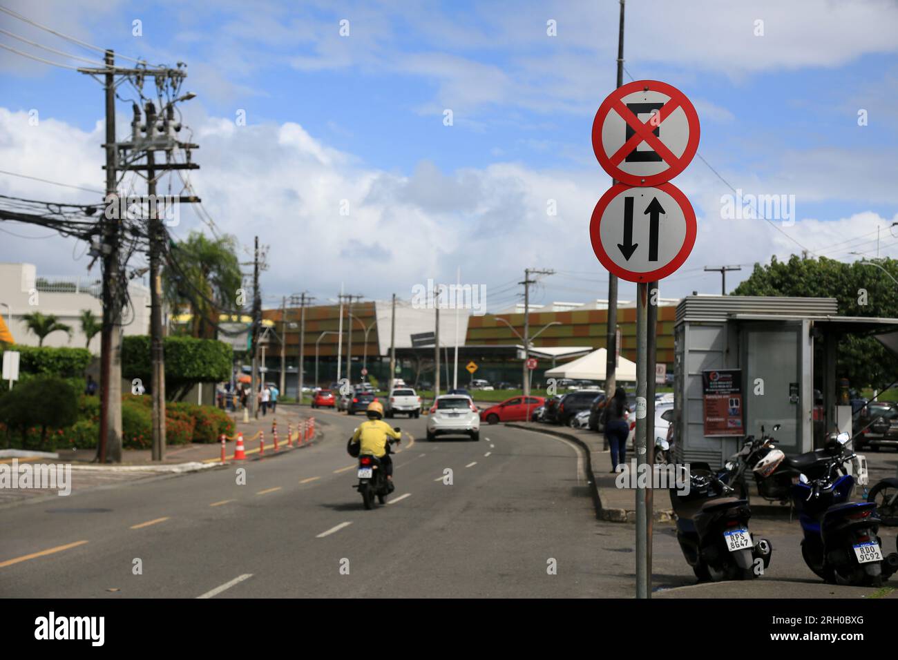 salvador, bahia, brésil - 11 août 2023 : les panneaux de signalisation indiquent l'interdiction de s'arrêter et de se garer et à double sens dans une rue de la ville de Salvador. Banque D'Images