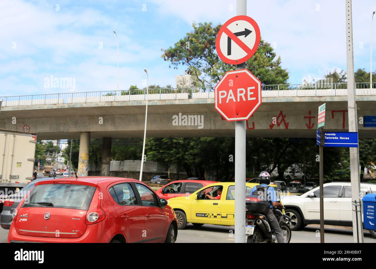 salvador, bahia, brésil - 11 août 2023 : les panneaux de signalisation indiquent arrêt obligatoire et interdit tourner à droite dans une rue de la ville de Salvador. Banque D'Images