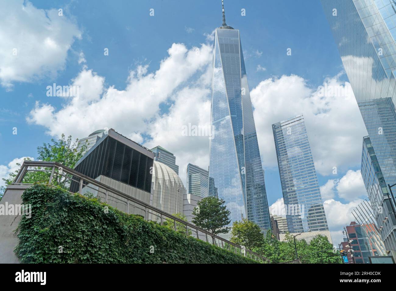 Centrés par 1 World Trade Center, de grands gratte-ciel ont été érigés sur le site du World Trade Center avec l'Oculus et le St. Nicholas Church. Banque D'Images