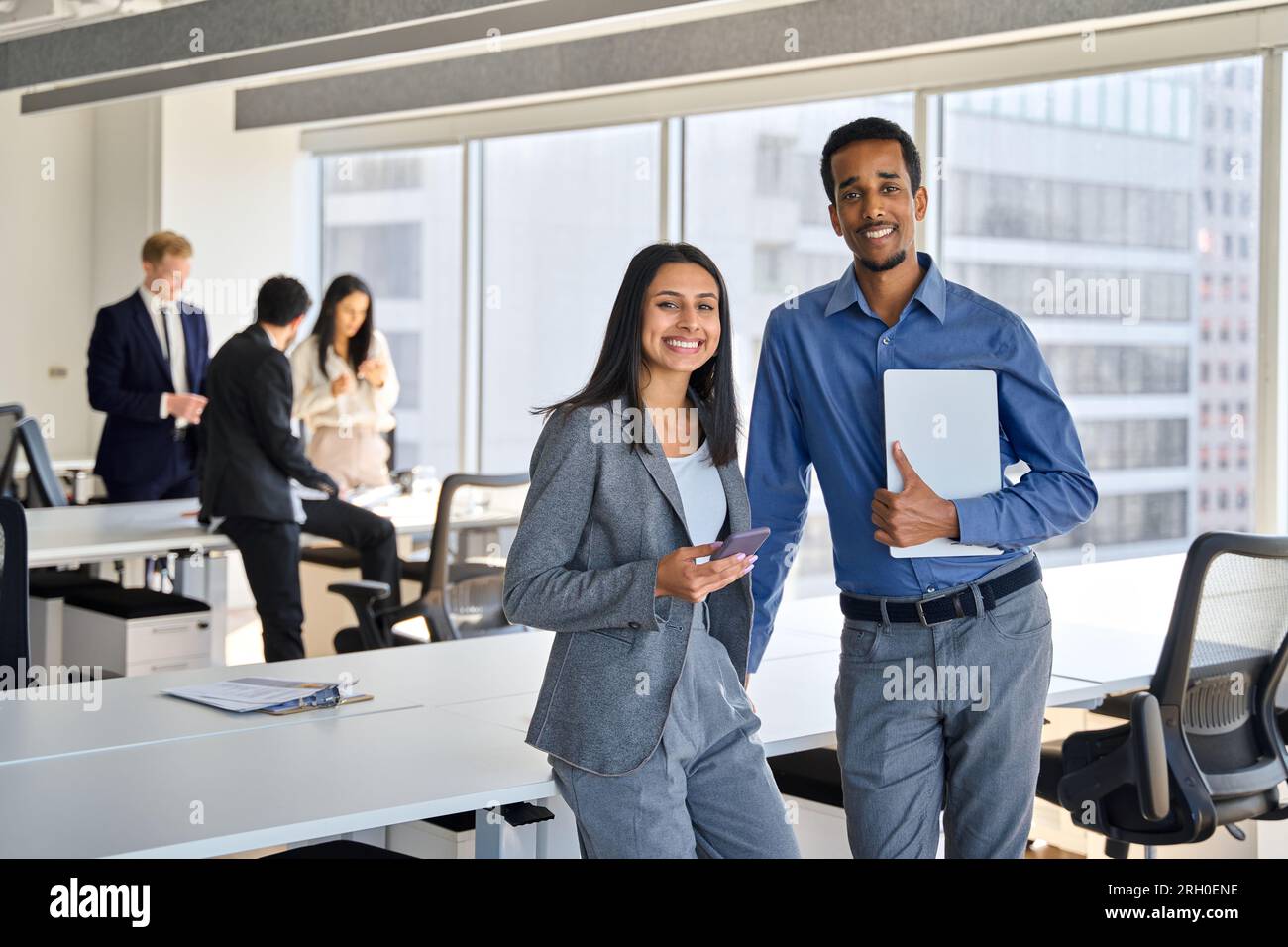Heureux divers employés de bureau debout dans la salle de réunion, portrait d'entreprise. Banque D'Images