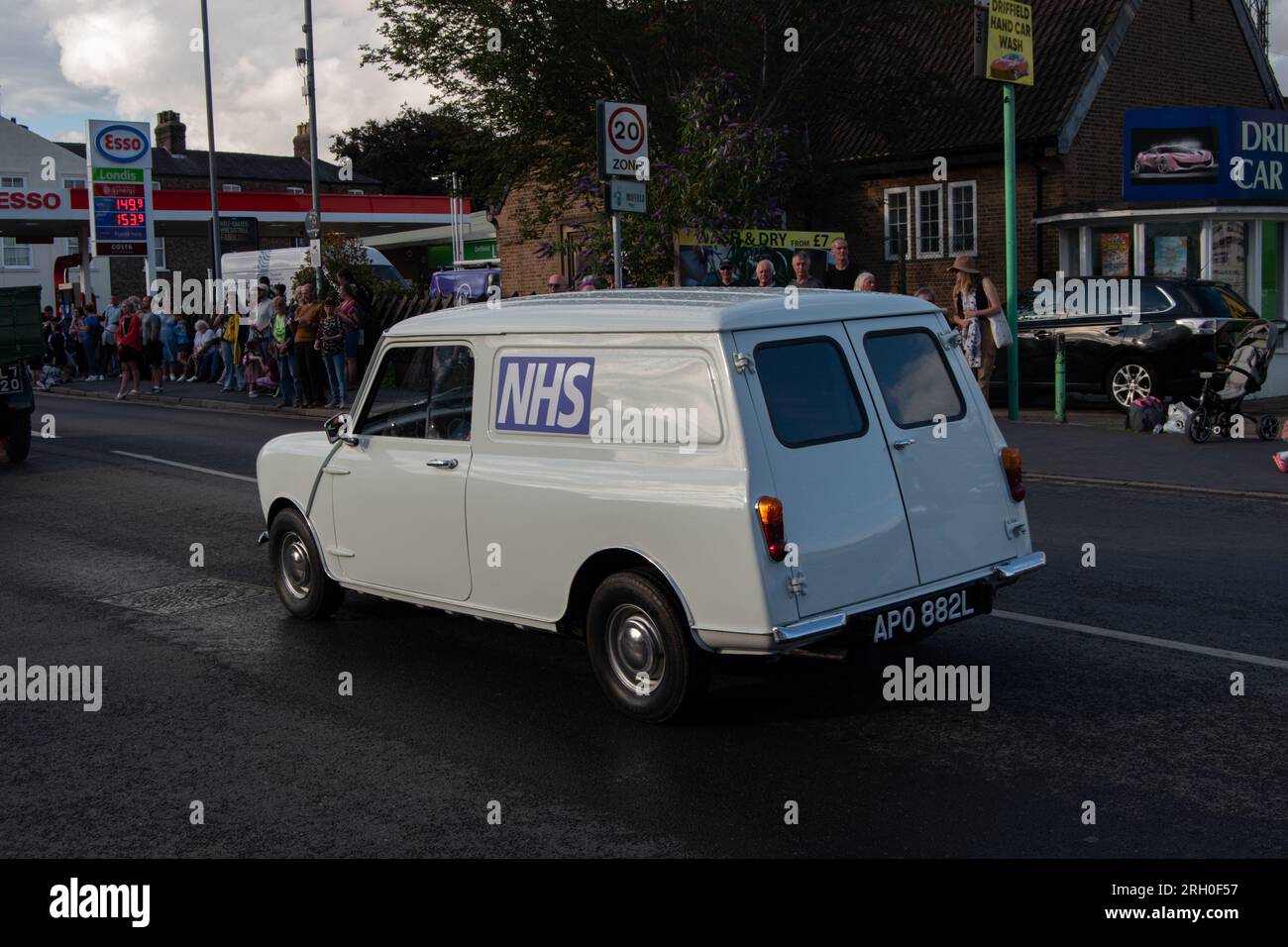 Austin Mini Van 1973 avec autocollant NHS au Driffield Steam Rally 2023 Banque D'Images