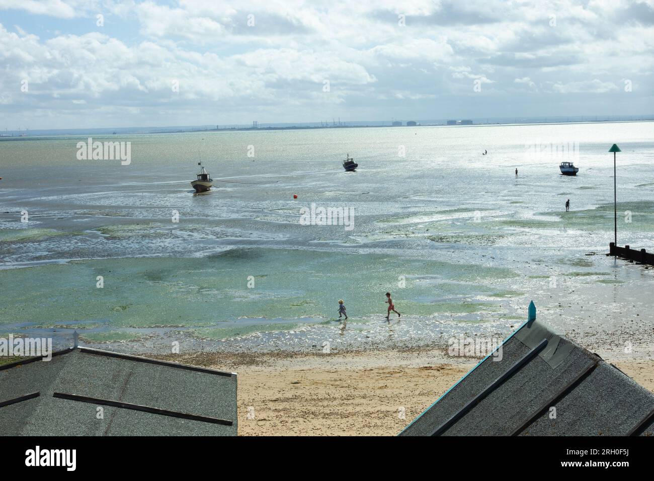 UK Météo. Southend-on-Sea, Essex, Grande-Bretagne. 12/08/2023. Malgré un vent fort du sud-ouest, les températures sur la côte de la ville ont atteint 22 ° aujourd'hui. Vue sur la côte à Thorpe Bay Beach alors que deux jeunes garçons jouent le long du sable sous le soleil d'été. Helen Cowles / Alamy Live News. Banque D'Images