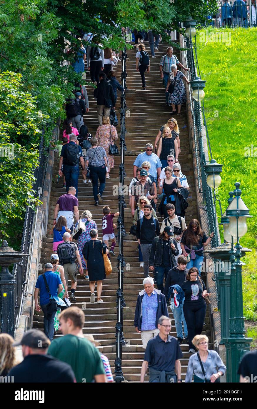 Les gens grimpent les marches rénovées de Playfair sur le monticule à Édimbourg, Écosse, Royaume-Uni Banque D'Images