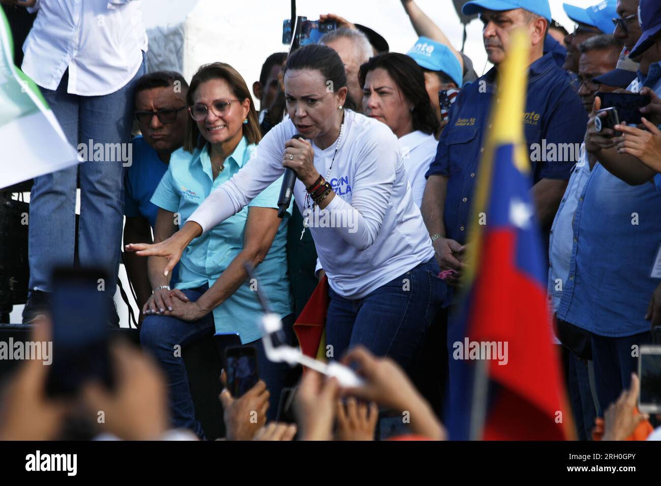 Maracaibo, Venezuela. 11 août 2023. Les Vénézuéliens ont reçu la candidate de l’opposition aux élections primaires, María Corina Machado, dans le secteur peuplé de Santa Lucia, dans la ville de Maracaibo, Venezuela, le 11 août 2023. Au cours de l'événement, les partisans ont tenu le drapeau du parti de Machados, appelé 'Vente Venezuela'. (Photo de Humberto Matheus/Sipa USA) crédit : SIPA USA/Alamy Live News Banque D'Images