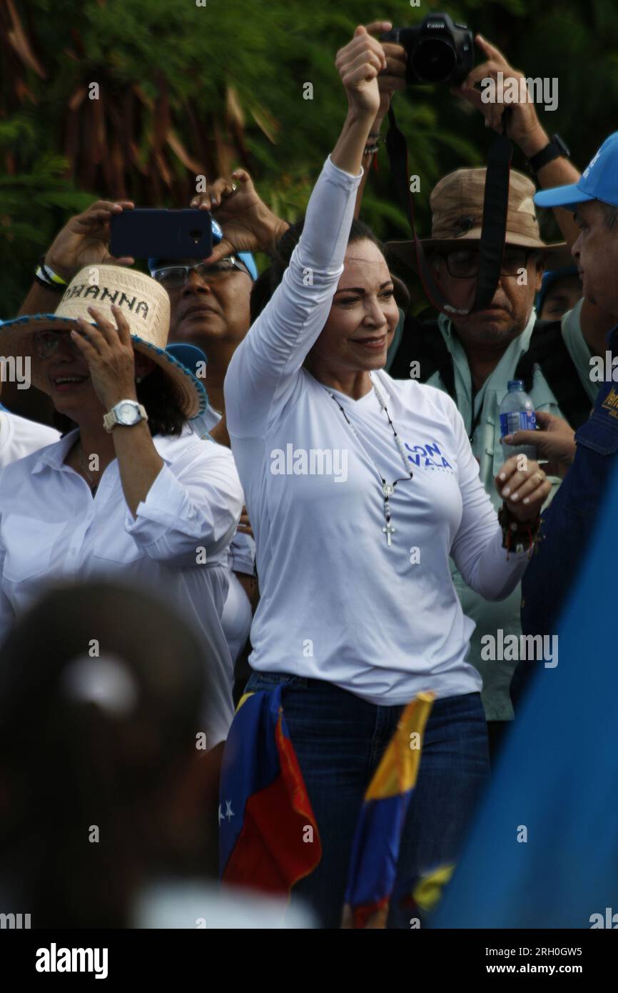 Maracaibo, Venezuela. 11 août 2023. Les Vénézuéliens ont reçu la candidate de l’opposition aux élections primaires, María Corina Machado, dans le secteur peuplé de Santa Lucia, dans la ville de Maracaibo, Venezuela, le 11 août 2023. Au cours de l'événement, les partisans ont tenu le drapeau du parti de Machados, appelé 'Vente Venezuela'. (Photo de Humberto Matheus/Sipa USA) crédit : SIPA USA/Alamy Live News Banque D'Images