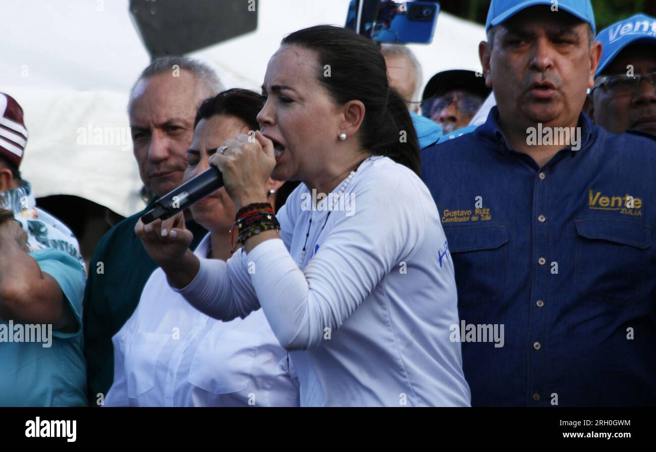 Maracaibo, Venezuela. 11 août 2023. Les Vénézuéliens ont reçu la candidate de l’opposition aux élections primaires, María Corina Machado, dans le secteur peuplé de Santa Lucia, dans la ville de Maracaibo, Venezuela, le 11 août 2023. Au cours de l'événement, les partisans ont tenu le drapeau du parti de Machados, appelé 'Vente Venezuela'. (Photo de Humberto Matheus/Sipa USA) crédit : SIPA USA/Alamy Live News Banque D'Images