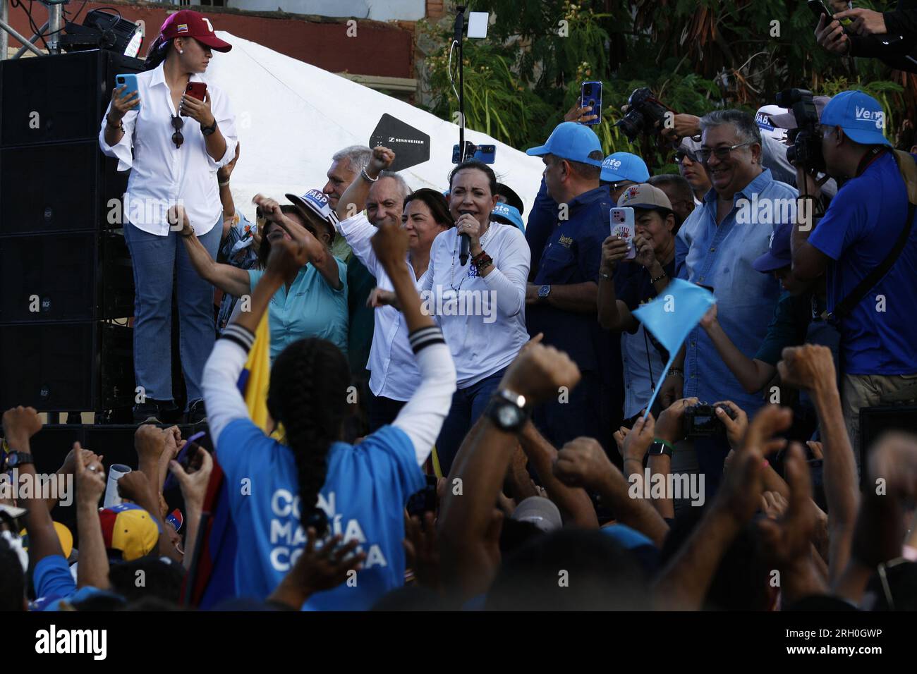 Maracaibo, Venezuela. 11 août 2023. Les Vénézuéliens ont reçu la candidate de l’opposition aux élections primaires, María Corina Machado, dans le secteur peuplé de Santa Lucia, dans la ville de Maracaibo, Venezuela, le 11 août 2023. Au cours de l'événement, les partisans ont tenu le drapeau du parti de Machados, appelé 'Vente Venezuela'. (Photo de Humberto Matheus/Sipa USA) crédit : SIPA USA/Alamy Live News Banque D'Images