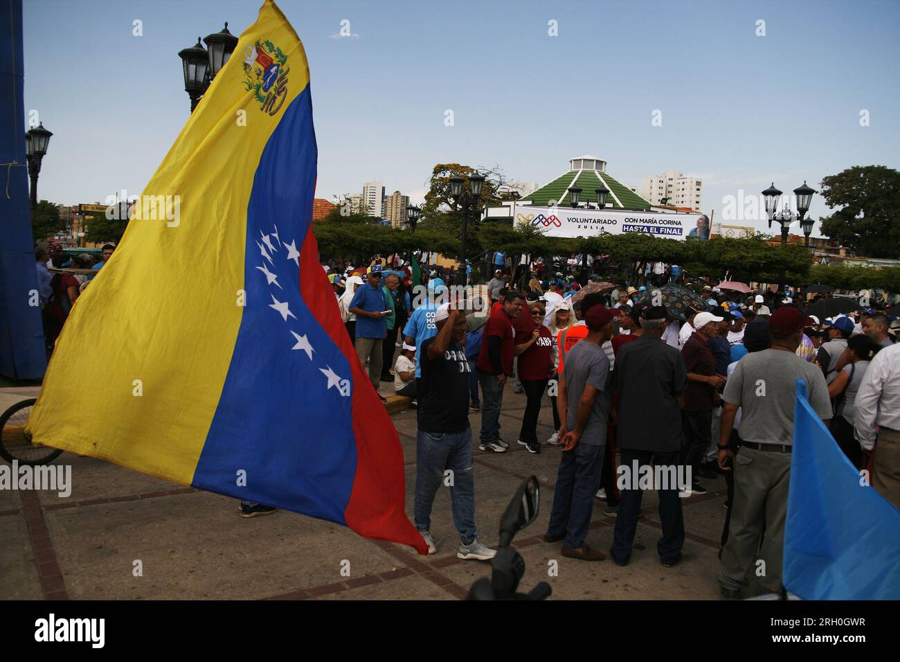 Maracaibo, Venezuela. 11 août 2023. Les Vénézuéliens ont reçu la candidate de l’opposition aux élections primaires, María Corina Machado, dans le secteur peuplé de Santa Lucia, dans la ville de Maracaibo, Venezuela, le 11 août 2023. Au cours de l'événement, les partisans ont tenu le drapeau du parti de Machados, appelé 'Vente Venezuela'. (Photo de Humberto Matheus/Sipa USA) crédit : SIPA USA/Alamy Live News Banque D'Images