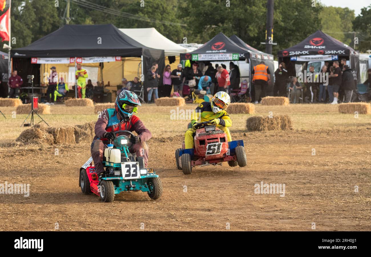 Les pilotes de tondeuses à gazon de course se battent pour garder le contrôle sur un virage dans la BLMRA 500, une course de tondeuses à gazon de nuit de 500 miles dans le style du Mans dans un champ du West Sussex, au Royaume-Uni. La British Lawn Mower Racing Association organise son 50e anniversaire de course de 12 heures dans la nuit samedi/dimanche avec 52 équipes, chacune avec trois pilotes. La BLMRA 500, une course de tondeuse à gazon de nuit de 500 miles dans un champ du West Sussex, au Royaume-Uni. La British Lawn Mower Racing Association organise son 50e anniversaire de course de 12 heures dans la nuit samedi/dimanche avec 52 équipes, chacune avec trois pilotes. Banque D'Images