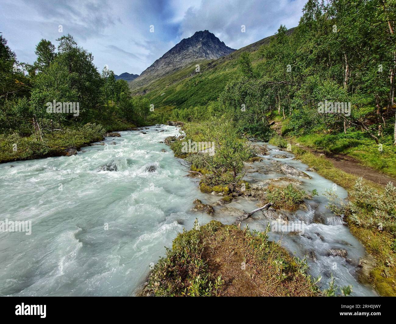 Oteren, comté de Troms, Norvège. 12 août 2023. Vues de la randonnée à travers la vallée de la rivière glaciaire vers et depuis le sommet du glacier Steindal (Steindalsbreen) en Norvège arctique. Le glacier Steindal est une destination populaire pour les randonneurs ambitieux, ainsi que pour ceux qui veulent assister à la diminution stupéfiante. Des panneaux érigés le long du chemin indiquent où se trouvait autrefois la glace et ces dernières années, la sortie a perdu de nombreux mètres de longueur et de hauteur. La région de Tromso devrait également officiellement briser les ''températures les plus élevées enregistrées'' le 12 août si elles atteignaient plus de 20 ° c. (Image de crédit : © sa Banque D'Images