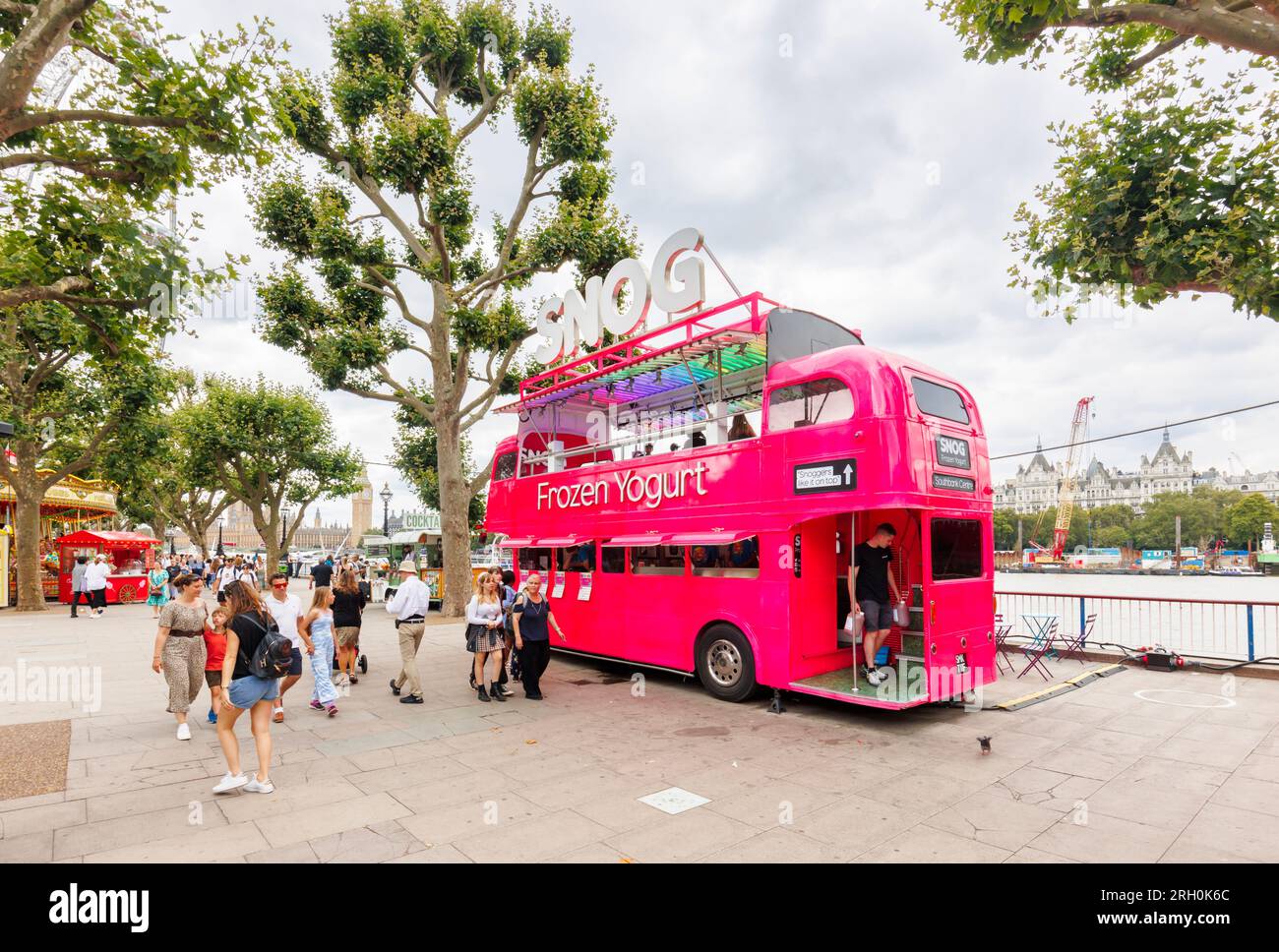 Un bus rose converti vendant des collations au yaourt glacé SNOG sur Queen's Walk sur la rive sud de la Tamise Embankment, Londres SE1 Banque D'Images