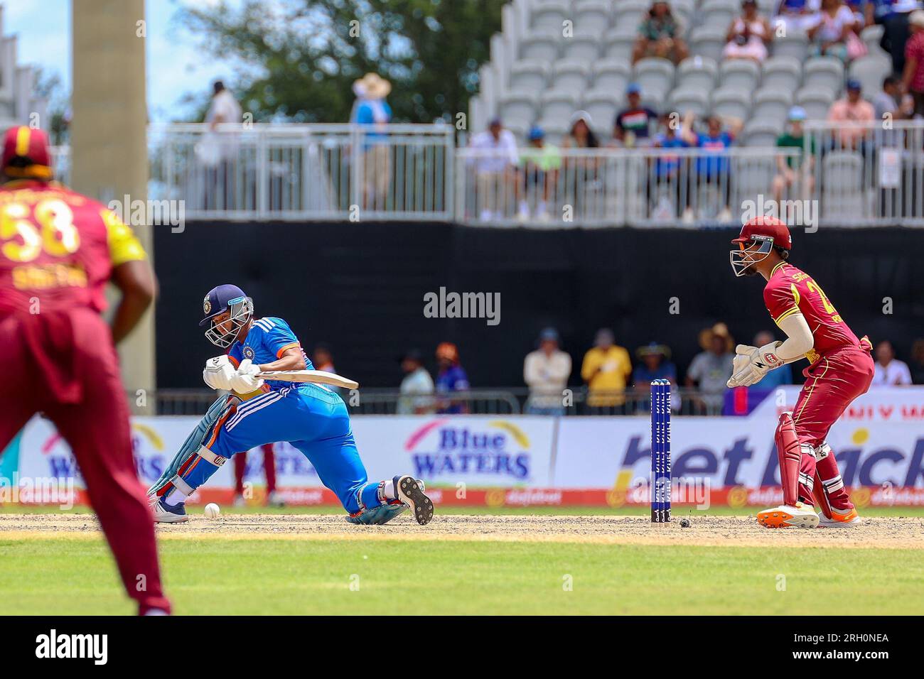 Fort Lauderdale, États-Unis. 12 août 2023. T20 cricket : West Indies v India, fort Lauderdale, Floride, USA. Fort Lauderdale, États-Unis. 12 août 2023. West Indies v India 4th T20I Yashasvi Jaiswal Batting et Nicholas Pooran tenant le guichet. Crédit : CHRIS ARJOON/Alamy Live News Banque D'Images