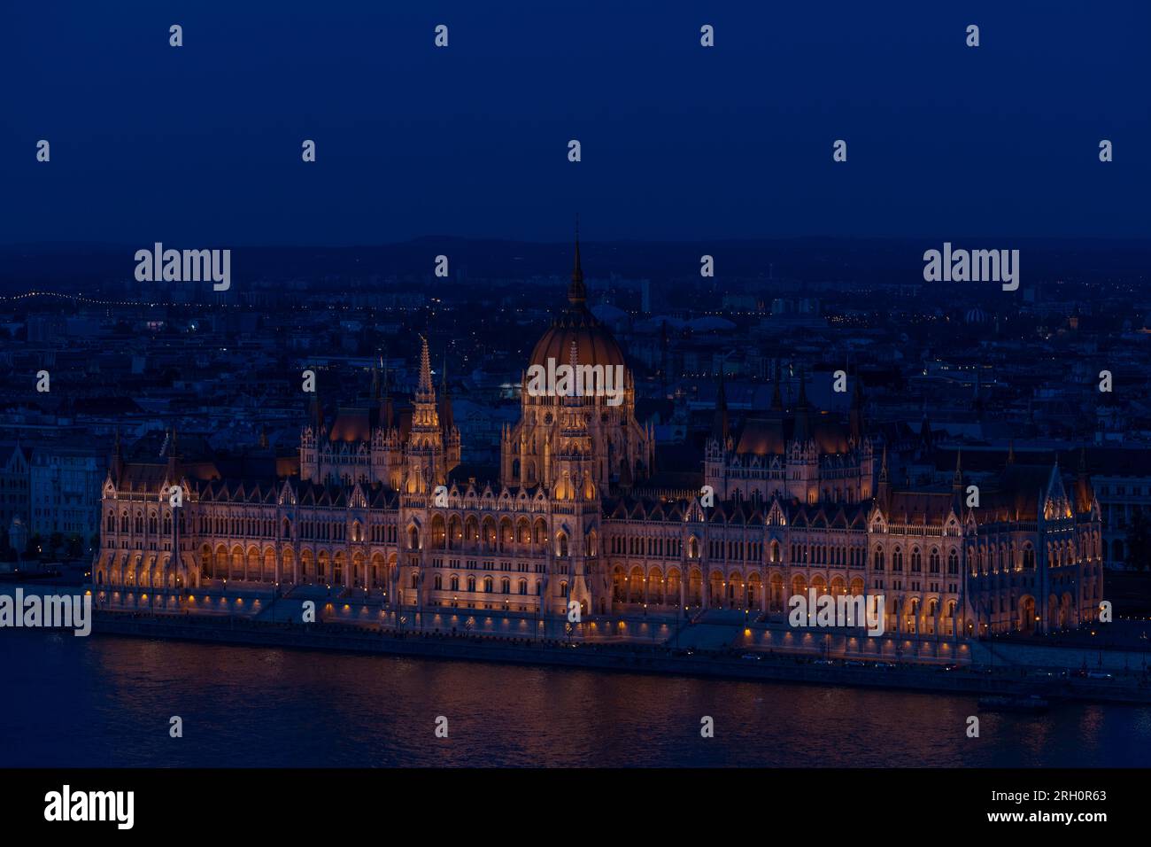 Splendeur nocturne du Parlement de Budapest sur le Danube. Banque D'Images