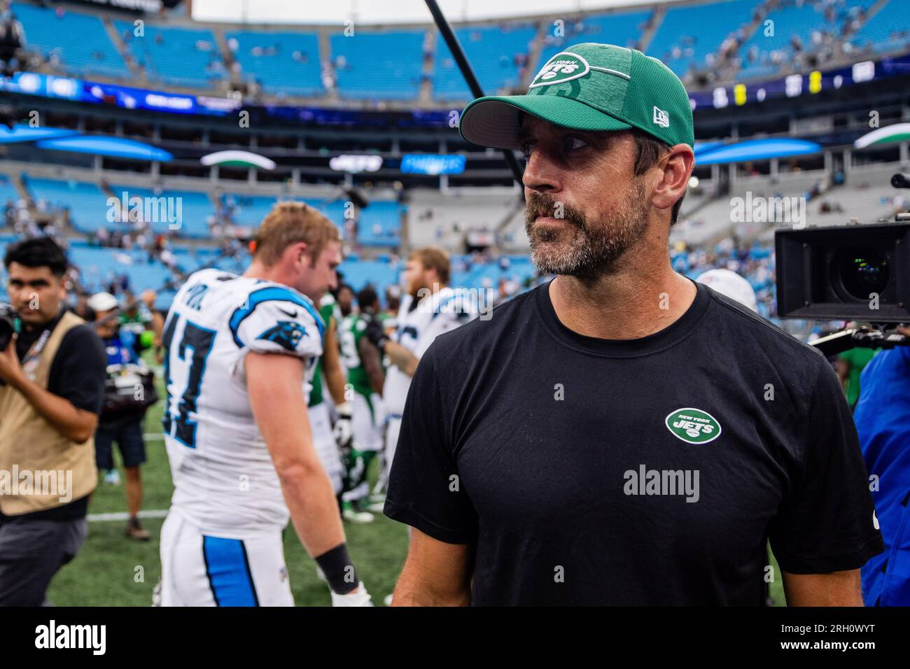 Charlotte, États-Unis. 12 août 2023. 12 août 2023 : Aaron Rodgers (8 ans), quarterback des Jets de New York, quitte le club après le match de la NFL contre les Panthers de Caroline à Charlotte, en Caroline du Nord. (Scott Kinser/Cal Sport Media/Sipa USA) (image de crédit : © Scott Kinser/Cal Sport Media/Sipa USA) crédit : SIPA US/Alamy Live News Banque D'Images