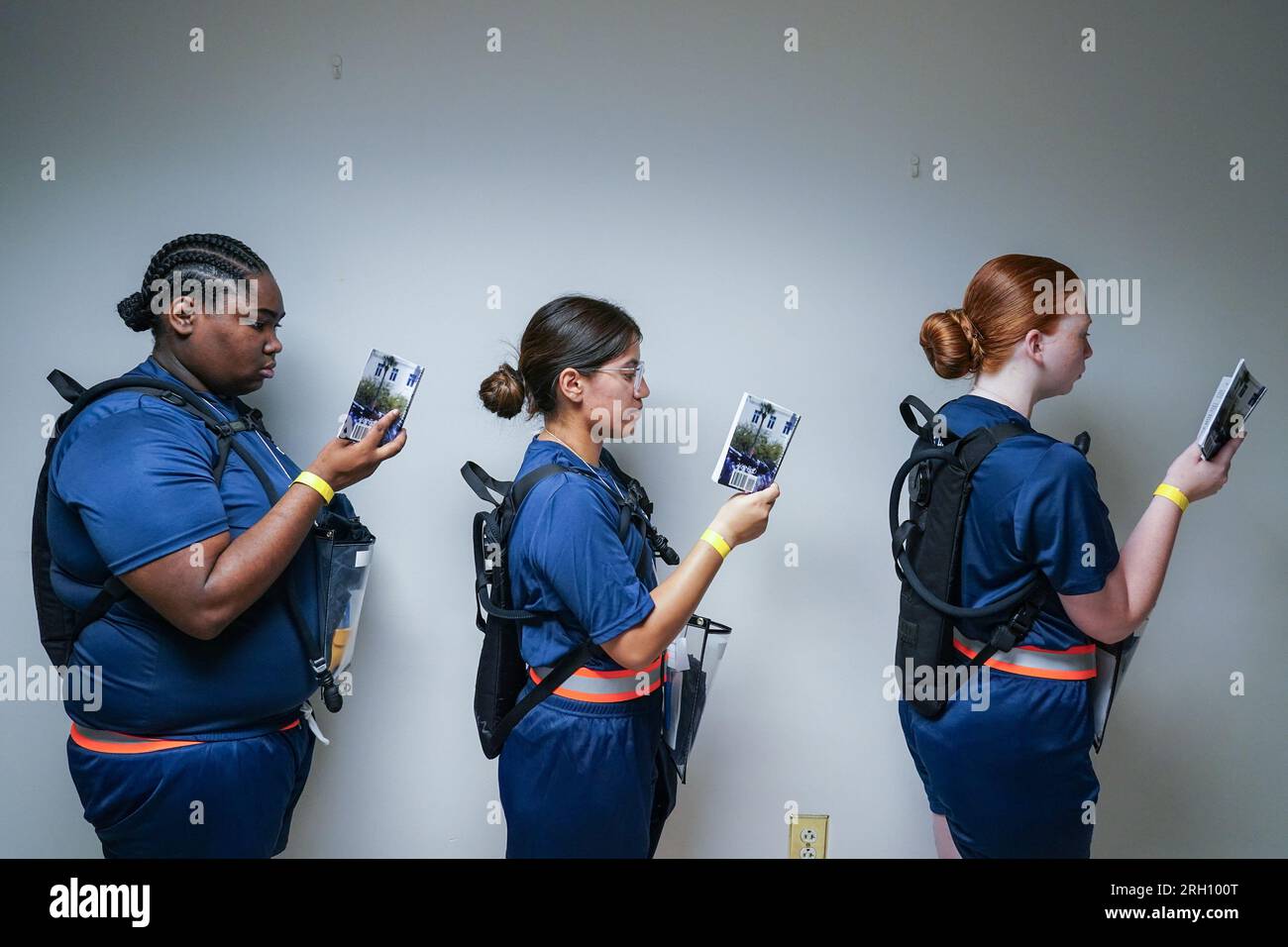 Charleston, États-Unis. 12 août 2023. Les nouveaux étudiants de première année connus sous le nom de Knobs étudient le livre de règles Guideon alors qu'ils attendent la délivrance d'uniformes le jour de la matriculation au Citadel Military College à Charleston, Caroline du Sud, le samedi 12 août 2023. Les cadets sont tenus de mémoriser le guide, également appelé connaissance des boutons. Photo de Richard Ellis/UPI crédit : UPI/Alamy Live News Banque D'Images