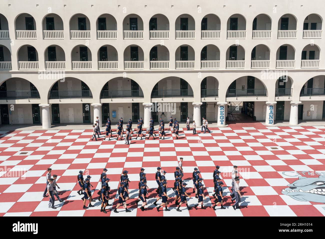 Charleston, États-Unis. 12 août 2023. Les nouveaux étudiants de première année connus sous le nom de boutons sont initiés aux exercices de marche le jour de la matriculation au Citadel Military College à Charleston, Caroline du Sud, le samedi 12 août 2023. Les recrues des cadets sont arrivées par une journée chaude et humide record pour commencer l'introduction traditionnelle connue sous le nom de semaine de l'enfer. Photo de Richard Ellis/UPI crédit : UPI/Alamy Live News Banque D'Images