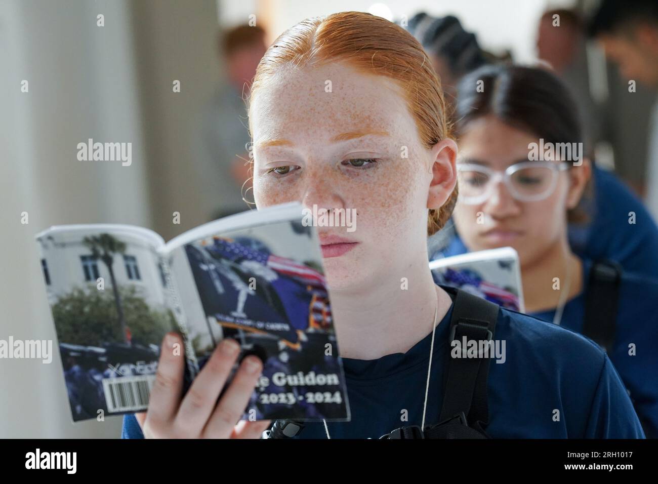 Charleston, États-Unis. 12 août 2023. Les nouveaux étudiants de première année connus sous le nom de Knobs étudient le livre de règles Guideon alors qu'ils attendent la délivrance d'uniformes le jour de la matriculation au Citadel Military College à Charleston, Caroline du Sud, le samedi 12 août 2023. Les cadets sont tenus de mémoriser le guide, également appelé connaissance des boutons. Photo de Richard Ellis/UPI crédit : UPI/Alamy Live News Banque D'Images