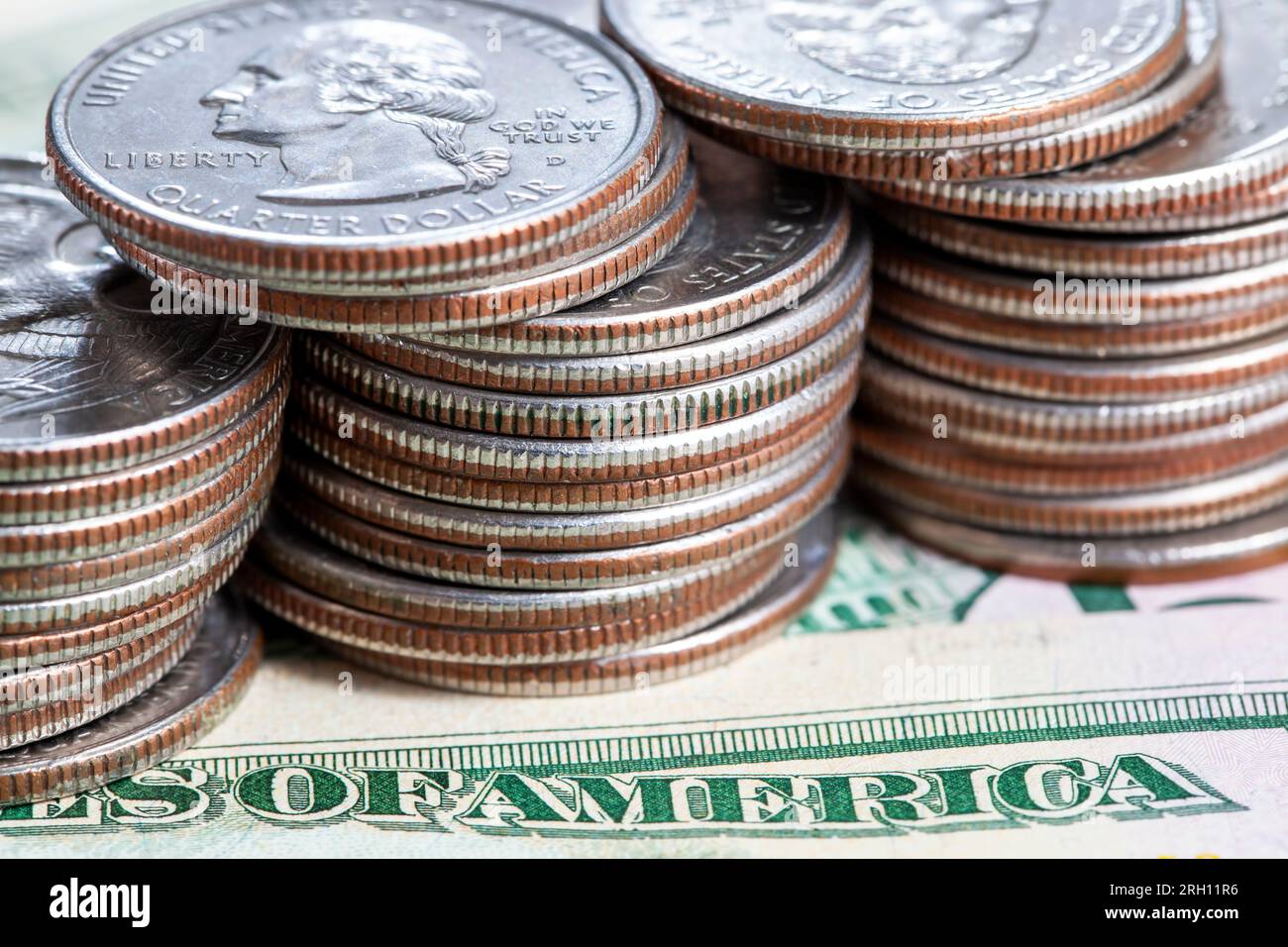 Pièces américaines un quart d'un dollar américain empilé ensemble, un bouquet de pièces américaines de 25 cents, vieilles pièces sales Banque D'Images