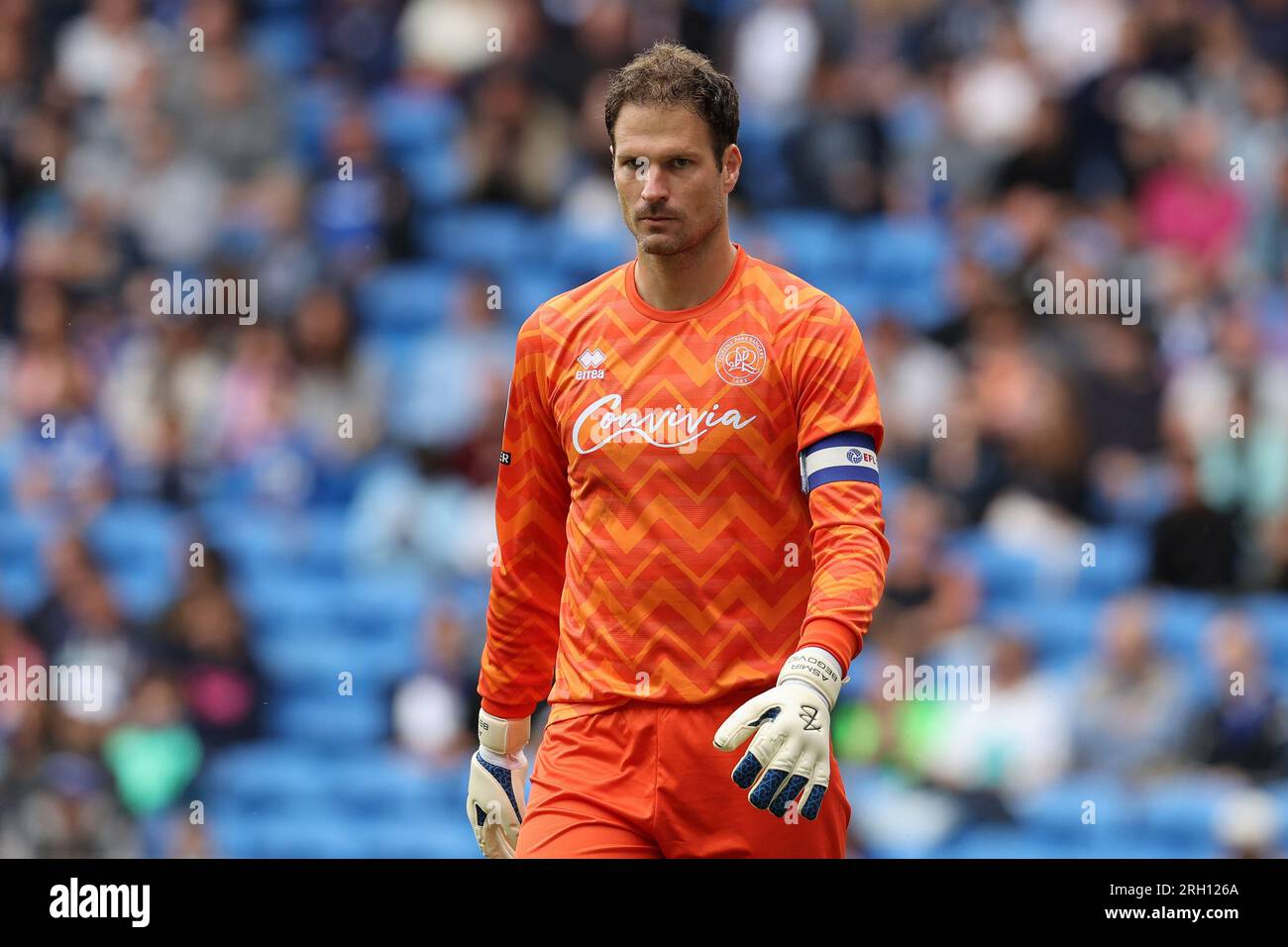 Cardiff, Royaume-Uni. 12 août 2023. Asmir Begovic, le gardien de Queens Park regarde. Match de championnat EFL Skybet, Cardiff City contre Queens Park Rangers au Cardiff City Stadium à Cardiff, pays de Galles le samedi 12 août 2023. Cette image ne peut être utilisée qu'à des fins éditoriales. Usage éditorial uniquement, photo par Andrew Orchard/Andrew Orchard photographie sportive/Alamy Live News crédit : Andrew Orchard photographie sportive/Alamy Live News Banque D'Images