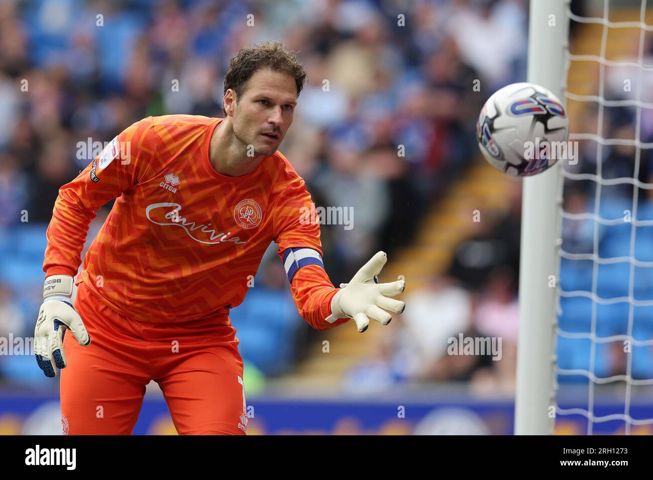 Cardiff, Royaume-Uni. 12 août 2023. Asmir Begovic, le gardien de Queens Park regarde. Match de championnat EFL Skybet, Cardiff City contre Queens Park Rangers au Cardiff City Stadium à Cardiff, pays de Galles le samedi 12 août 2023. Cette image ne peut être utilisée qu'à des fins éditoriales. Usage éditorial uniquement, photo par Andrew Orchard/Andrew Orchard photographie sportive/Alamy Live News crédit : Andrew Orchard photographie sportive/Alamy Live News Banque D'Images