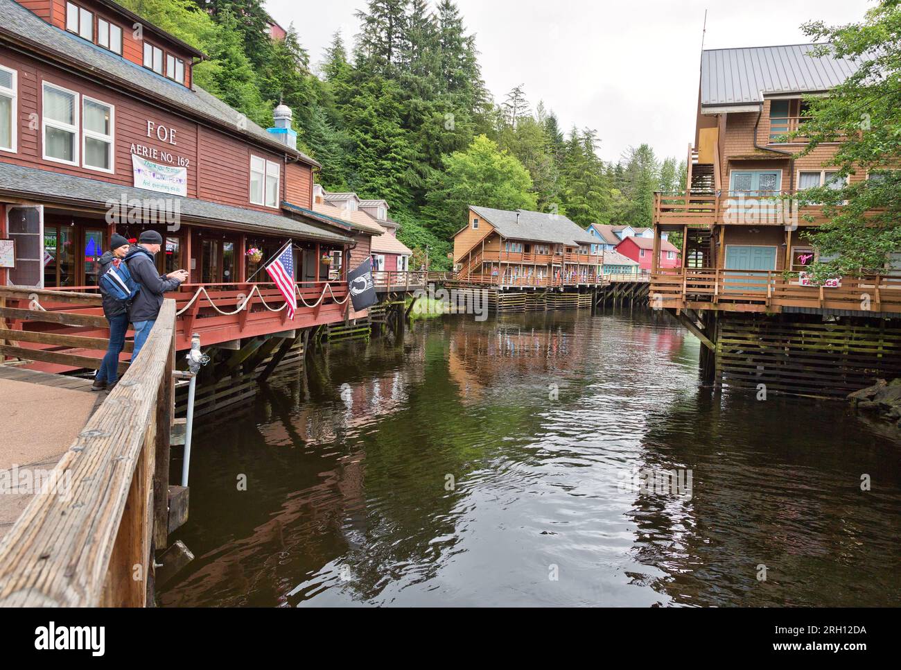 Les visiteurs apprécient Ketchikan Salmon frai Creek, les habitations privées historiques, l'ordre fraternel des aigles, la promenade perchée sur des tas, Ketchikan. Banque D'Images