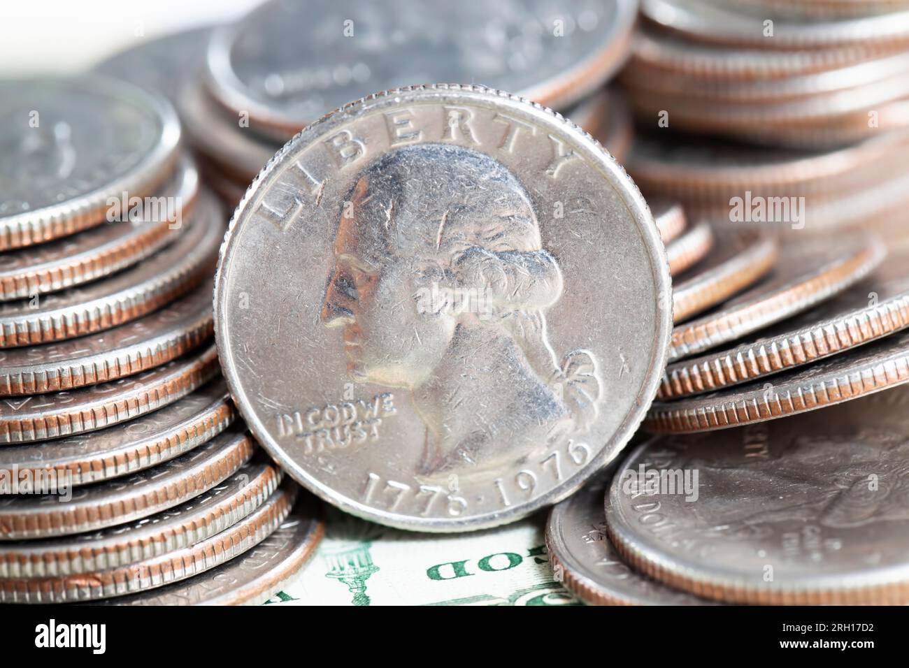 Pièces américaines un quart d'un dollar américain empilé ensemble, un bouquet de pièces américaines de 25 cents, vieilles pièces sales Banque D'Images