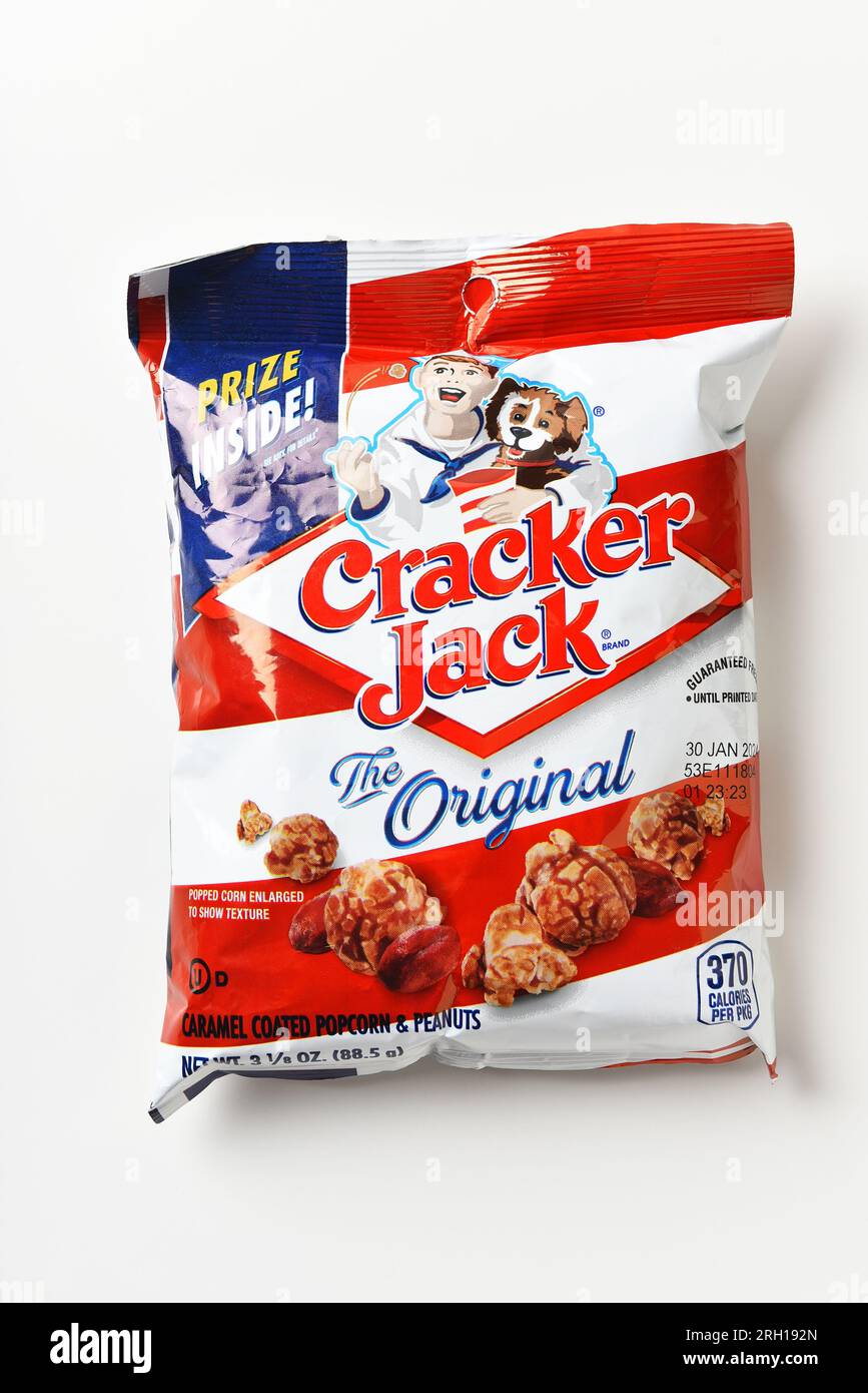 IRVINE, CALIFORNIE - 7 AOÛT 2023 : un sac de Cracker Jack une collation traditionnelle une partie de baseball. Banque D'Images