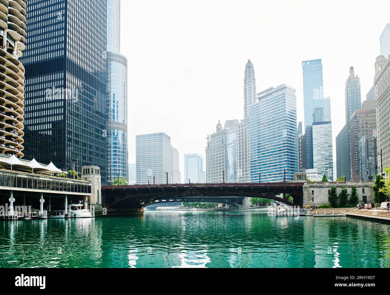 Paysage urbain de Chicago depuis le front de mer de la rivière Chicago Banque D'Images