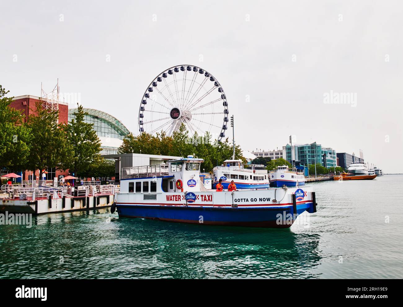 Ferry dans le centre-ville de Chicago avec grande roue en arrière-plan Banque D'Images